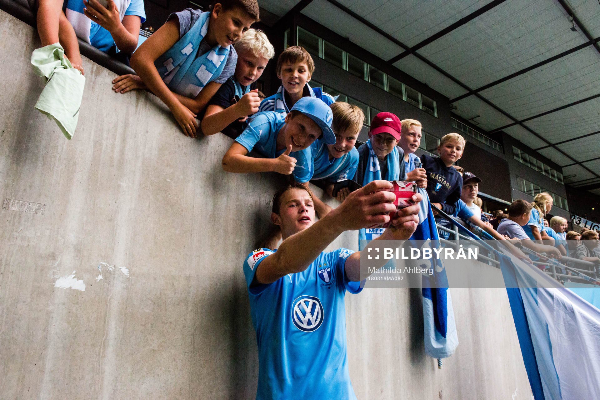 Malmö FFs Hugo Andersson jublar med fansen efter fotbollsmatchen i Allsvenskan mellan Malmö FF och Trelleborg den 18 augusti 2018 i Malmö.