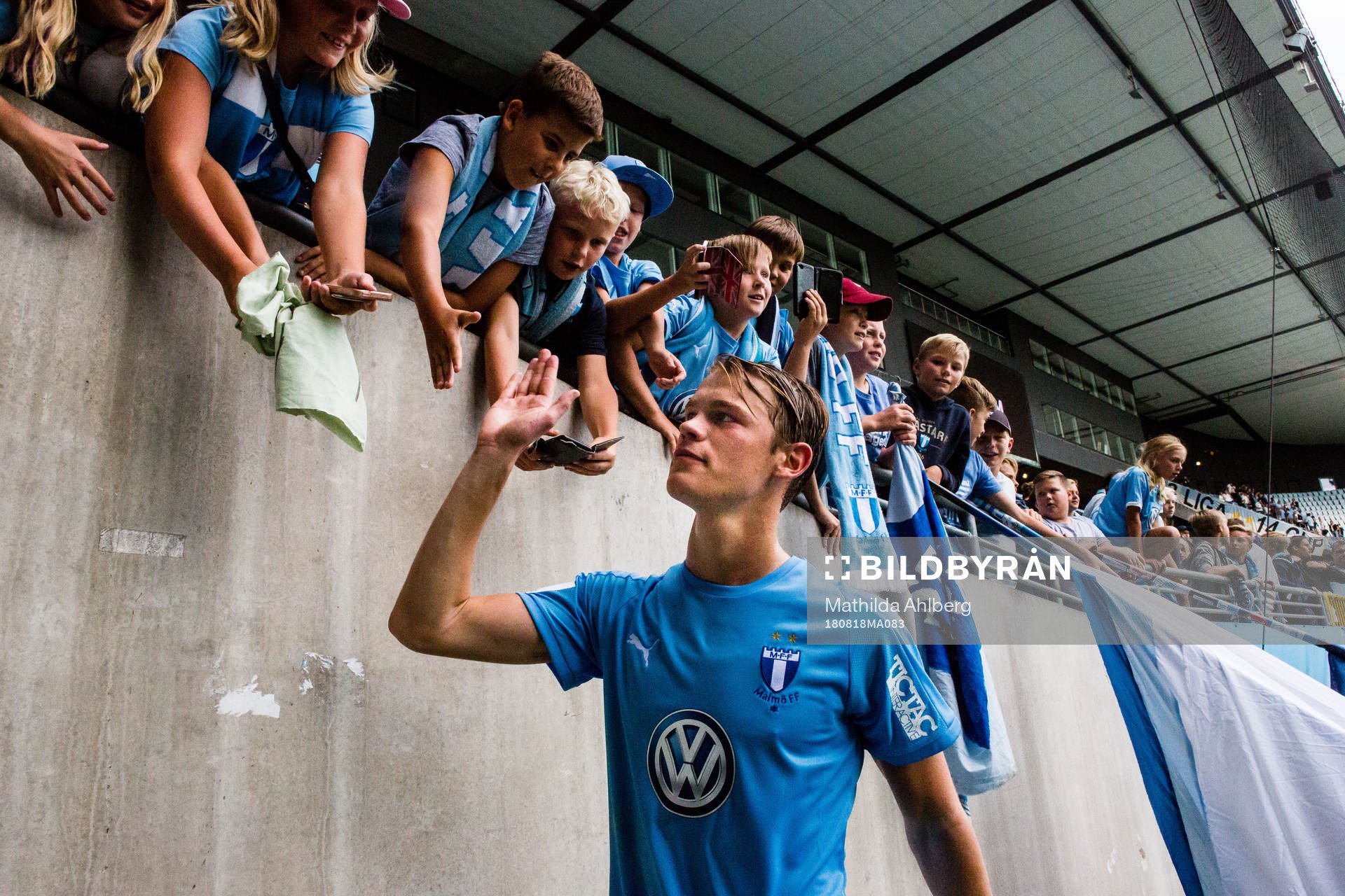 Malmö FFs Hugo Andersson jublar med fansen