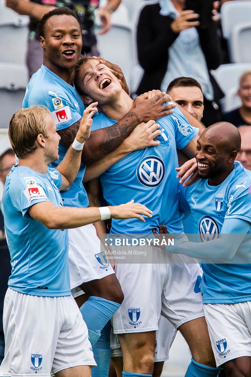 Malmö FFs Hugo Andersson jublar med lagkamrater
