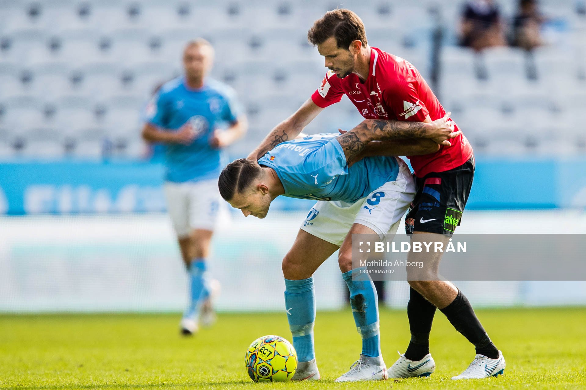 Malmö FFs Arnór Ingvi Traustason och Trelleborgs Sebastian Ohlsson under fotbollsmatchen i Allsvenskan mellan Malmö FF och Trelleborg den 18 augusti 2018 i Malmö.