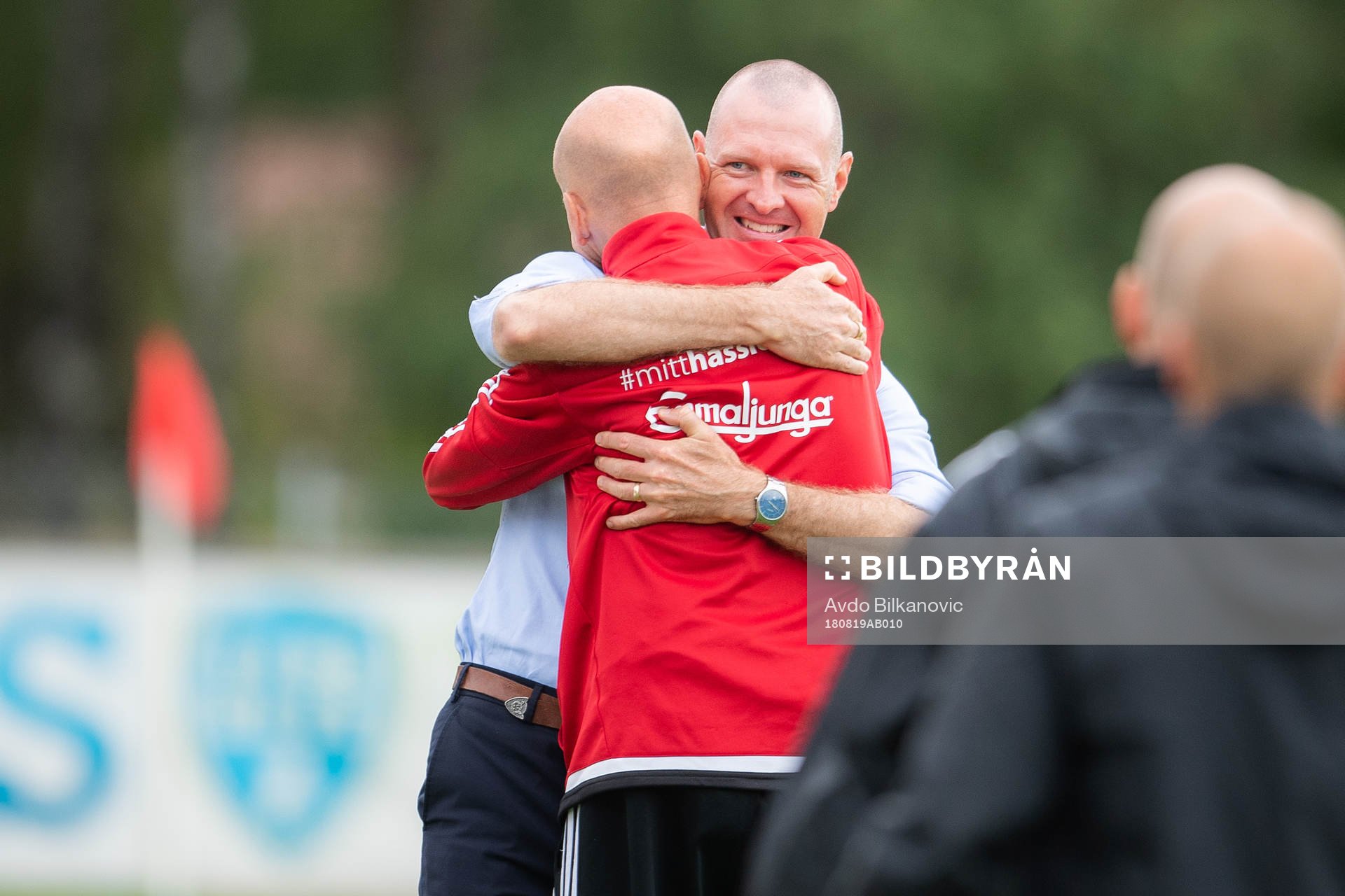 Vittsjös tränare Mats Mulle Karlsson och Thomas Mårtensson jublar efter slutsignalen under fotbollsmatchen i Damallsvenskan mellan Vittsjö och Piteå den 19 augusti 2018 i Vittsjö.