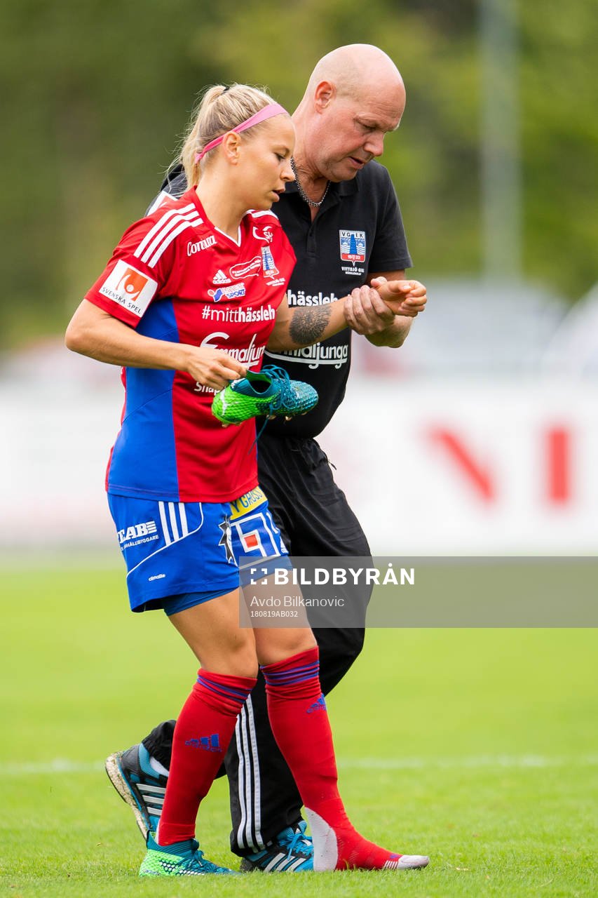 Vittsjös Emmi Alanen får hjälp att lämna planen