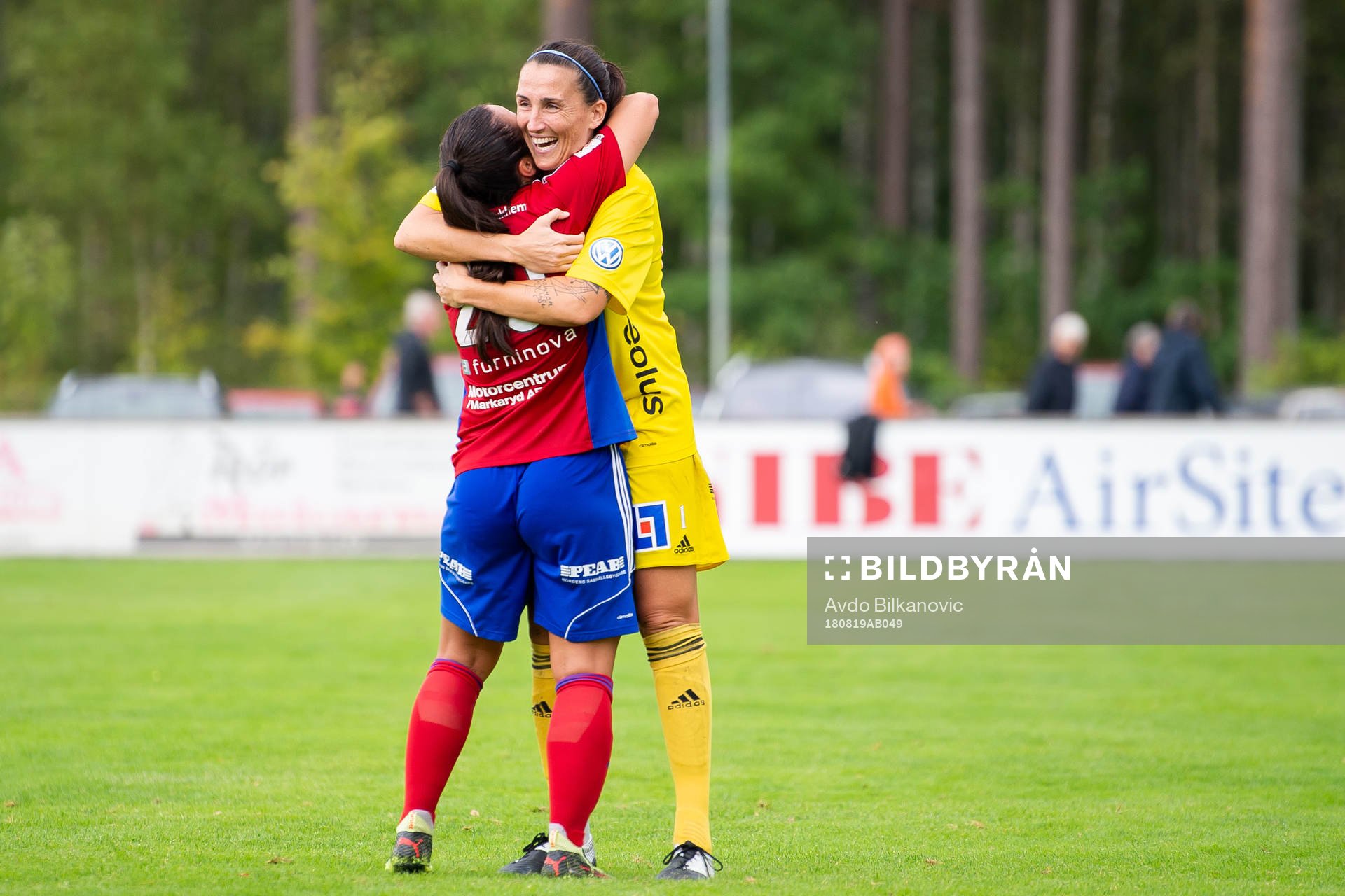 Vittsjös målvakt Shannon Lynn och Michelle De Jongh jublar
