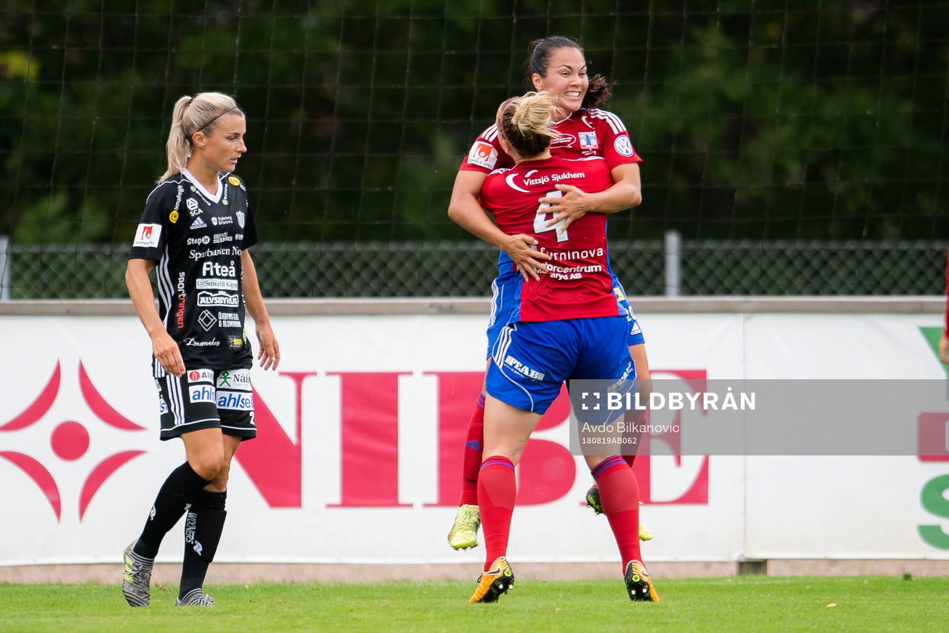 Vittsjös Michelle De Jongh joch Catherine Joan Bott jublar