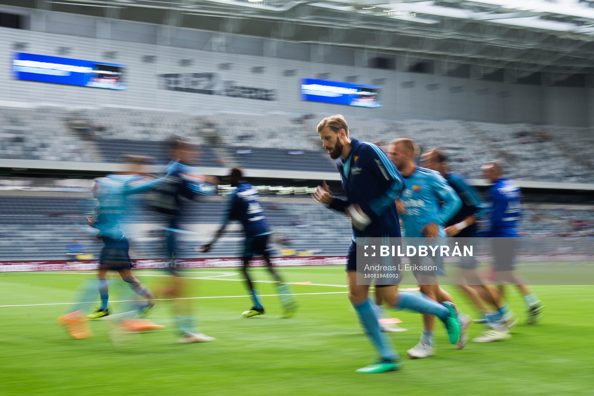 Djurgårdens Niklas Gunnarsson värmer upp