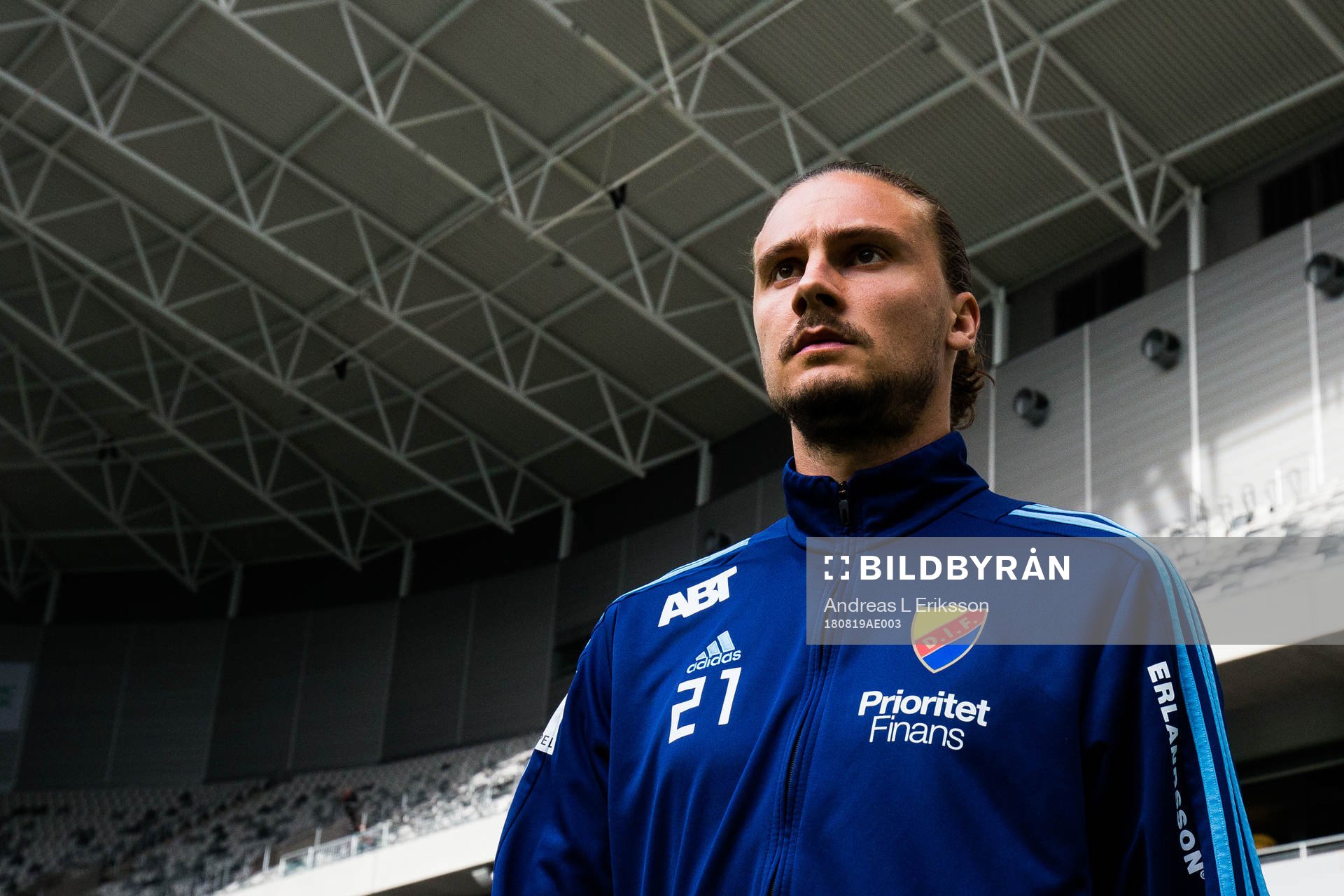 Djurgårdens Erik Johansson kommer in på plan för att