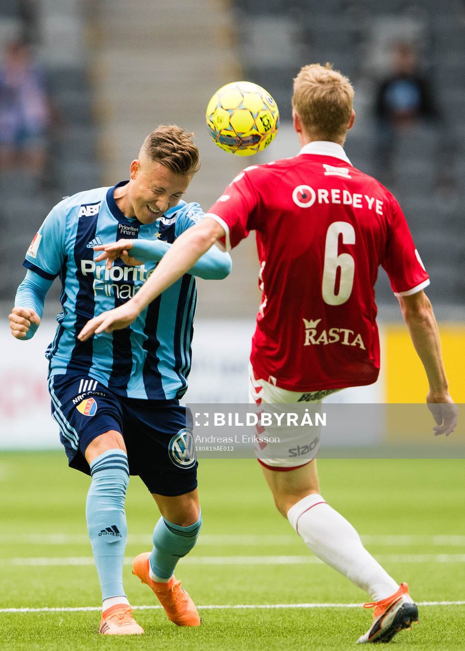 Djurgårdens Fredrik Ulvestad i kamp om bollen med Kalmars
