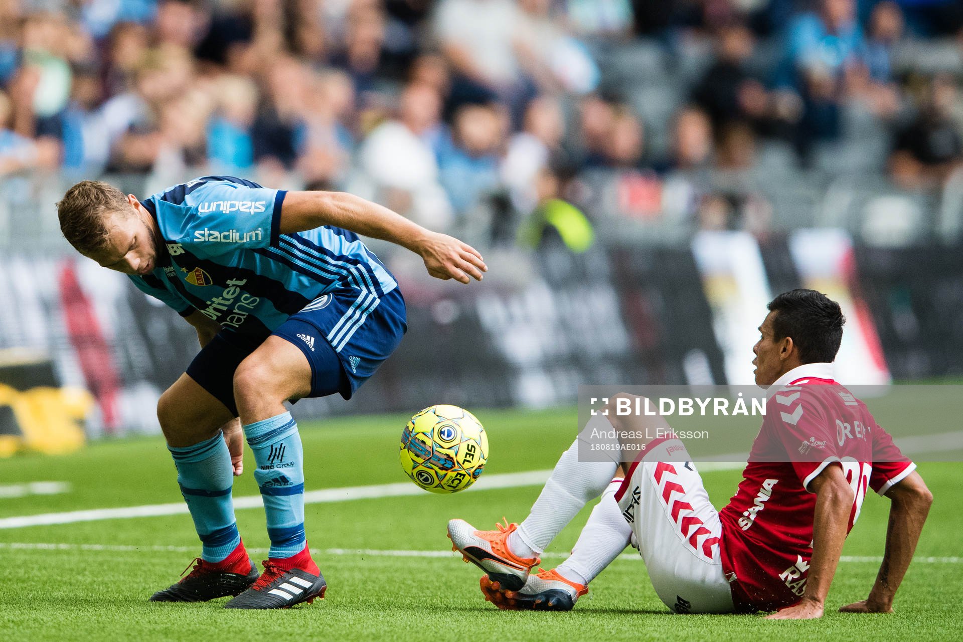 Djurgårdens Jesper Karlström i kamp om bollen med Kalmars Romário Pereira Sipião under fotbollsmatchen i Allsvenskan mellan Djurgården och Kalmar den 19 augusti 2018 i Stockholm.