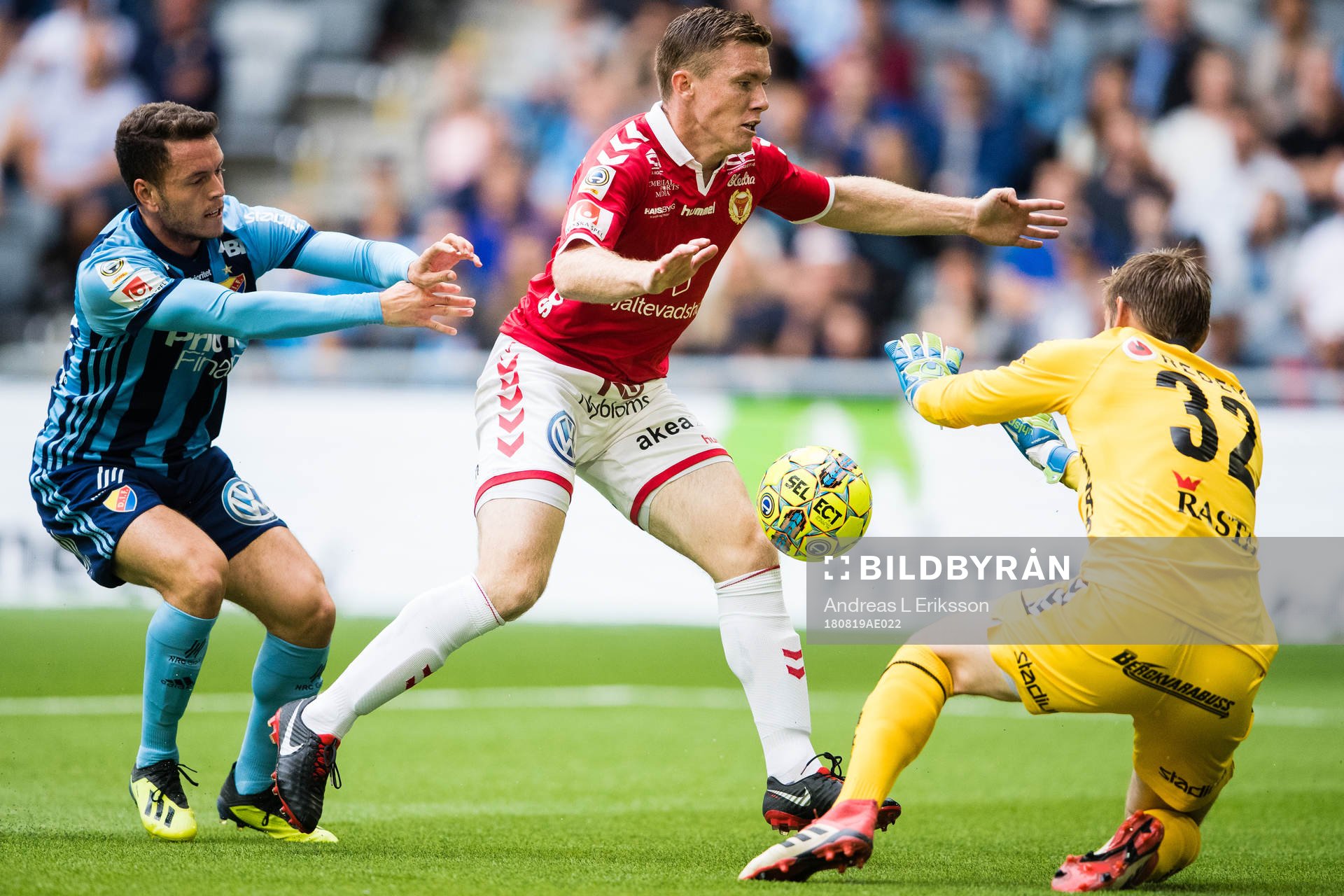 Djurgårdens Kerim Mrabti i kamp om bollen med Kalmars