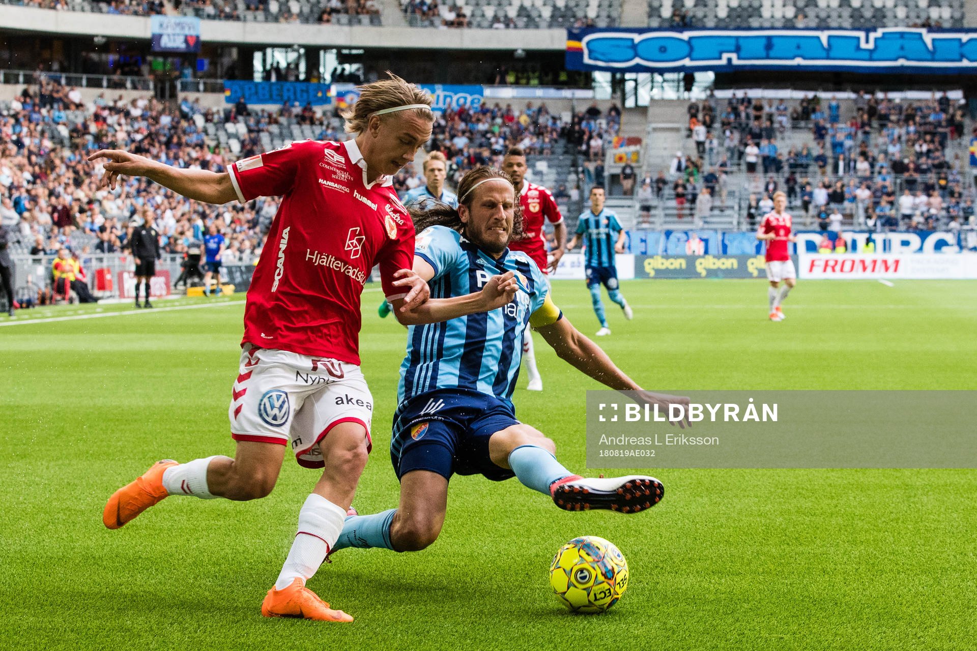 Kalmars Isak Magnusson i kamp om bollen med Djurgårdens
