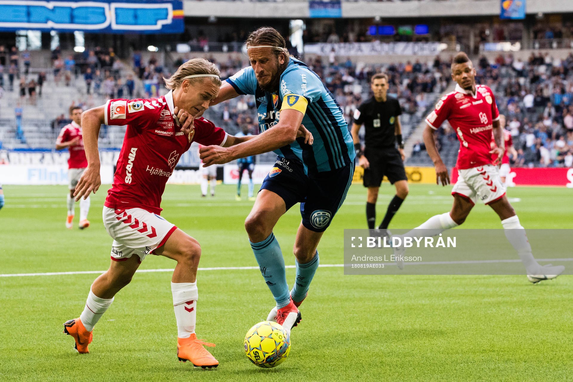 Kalmars Isak Magnusson försöker ta sig förbi