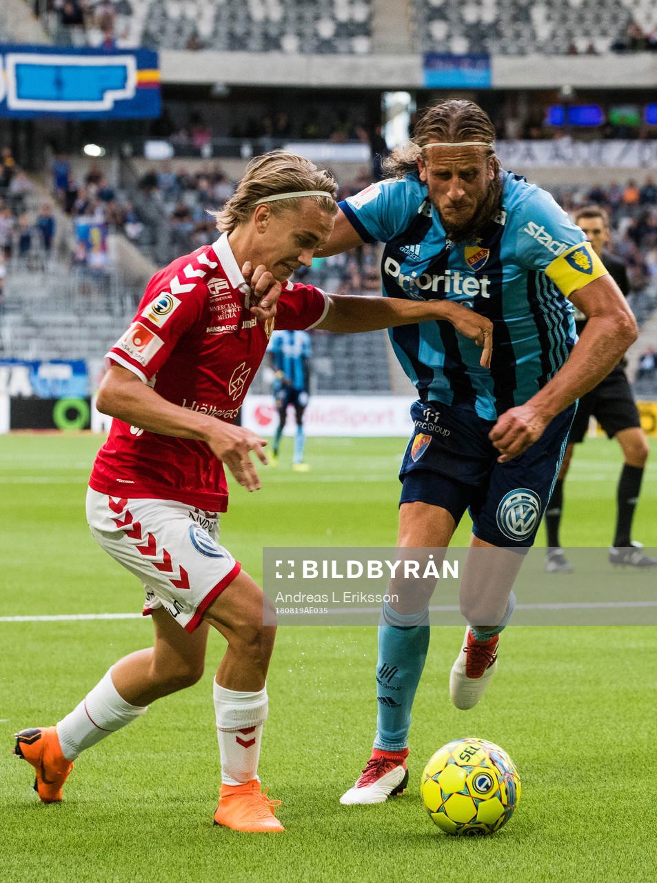 Kalmars Isak Magnusson försöker ta sig förbi