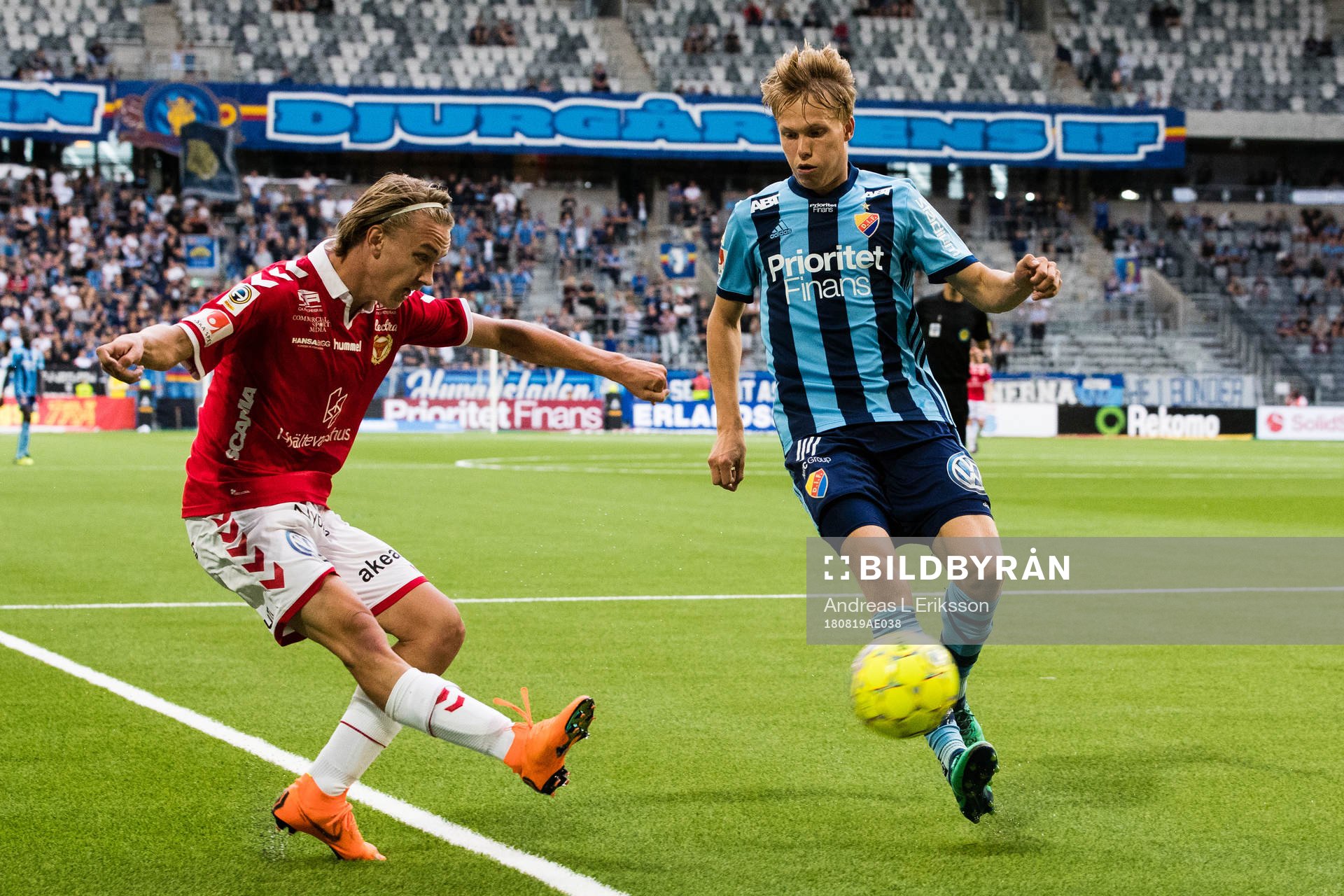 Kalmars Isak Magnusson med ett inlägg förbi Djurgårdens
