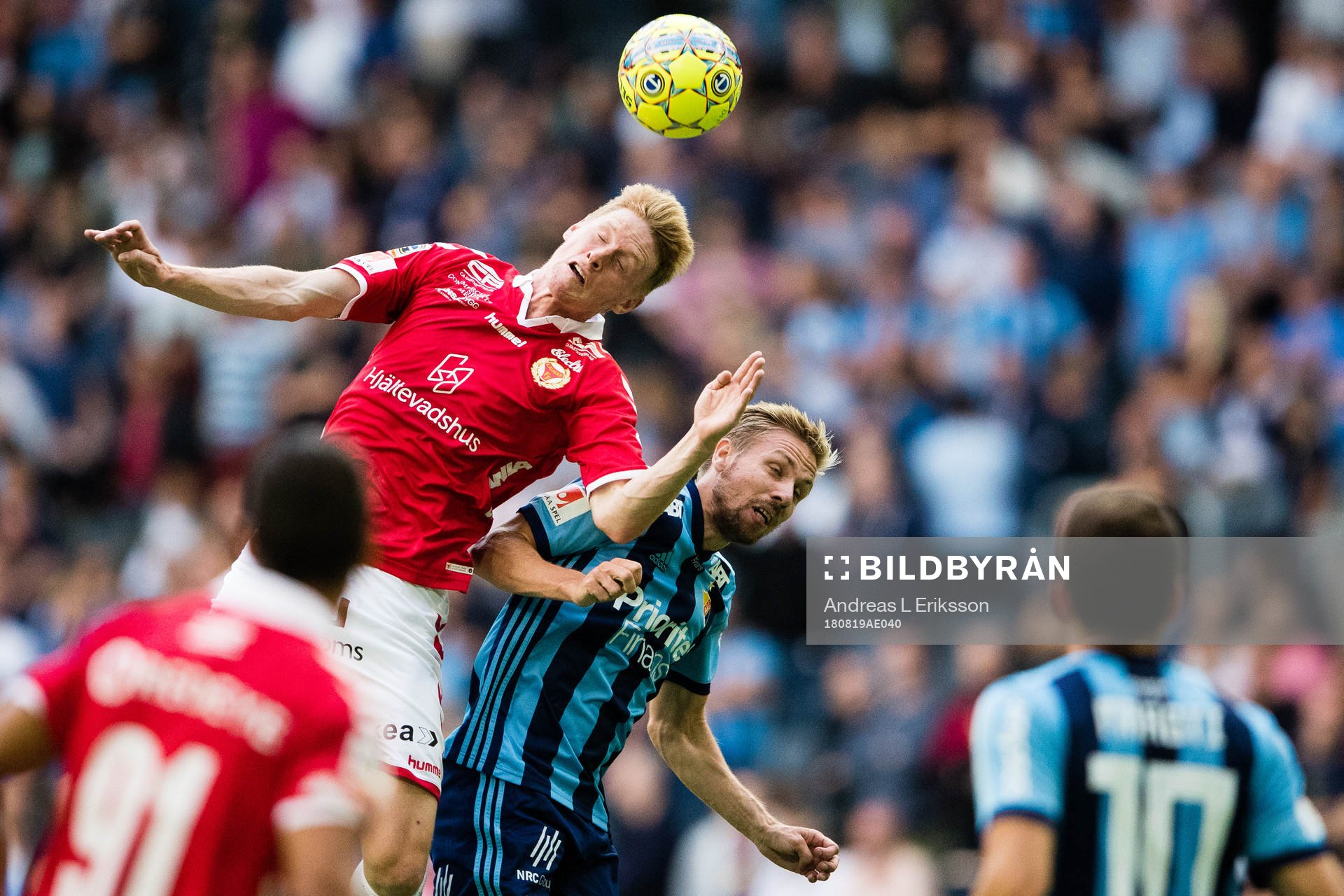 Kalmars Rasmus Elm i en nickduell med Djurgårdens Jonathan