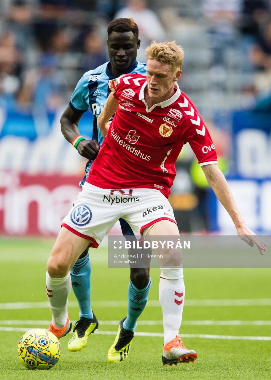 Djurgårdens Aliou Badji i kamp om bollen med Kalmars Rasmus Elm under fotbollsmatchen i Allsvenskan mellan Djurgården och Kalmar den 19 augusti 2018 i Stockholm. 