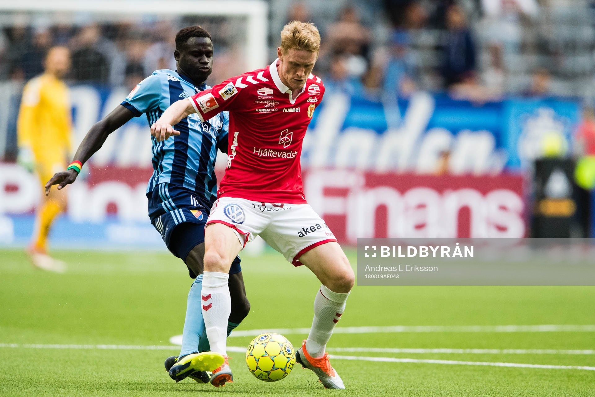 Djurgårdens Aliou Badji i kamp om bollen med Kalmars