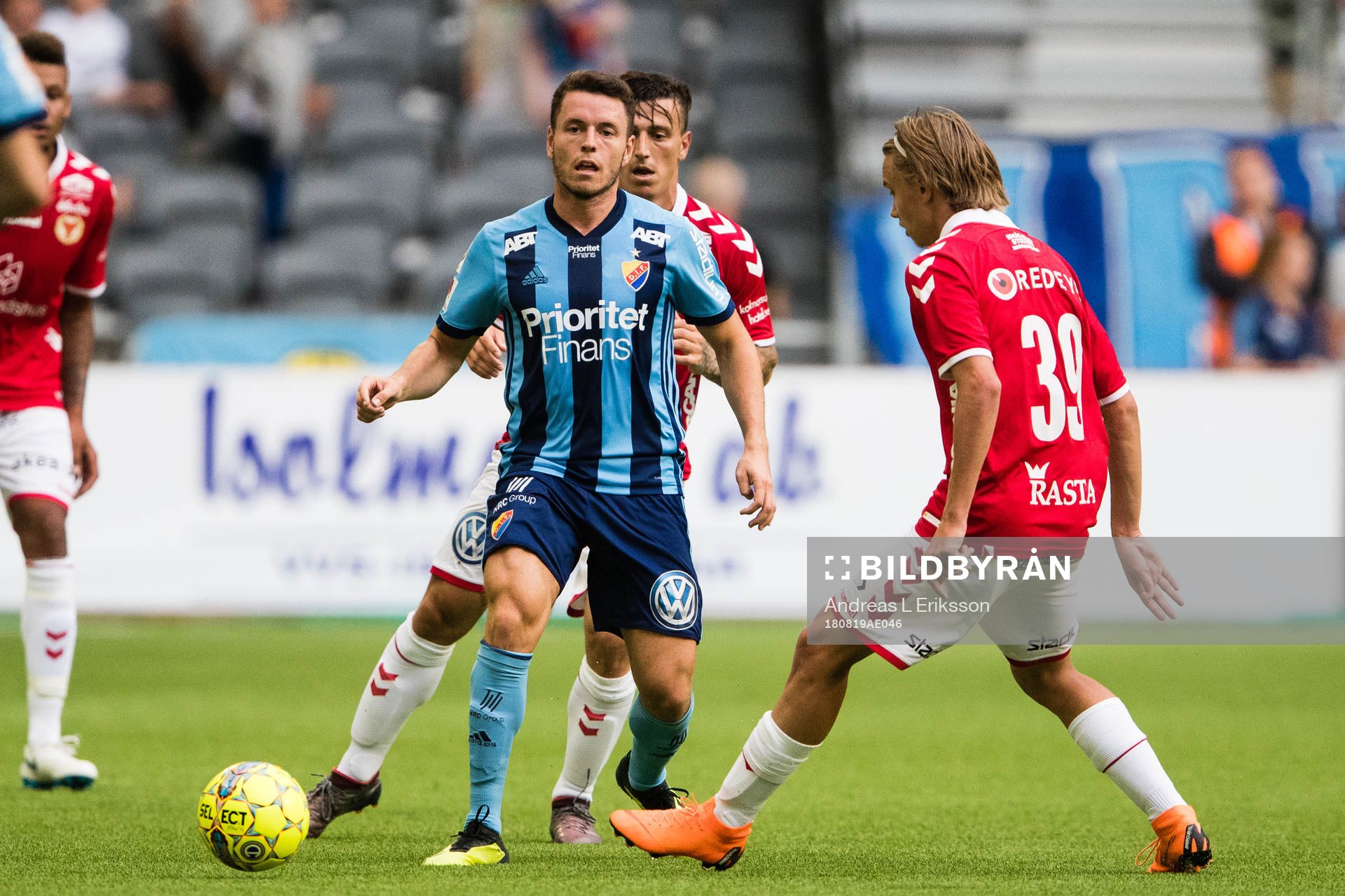 Djurgårdens Kerim Mrabti i kamp om bollen med  Kalmars