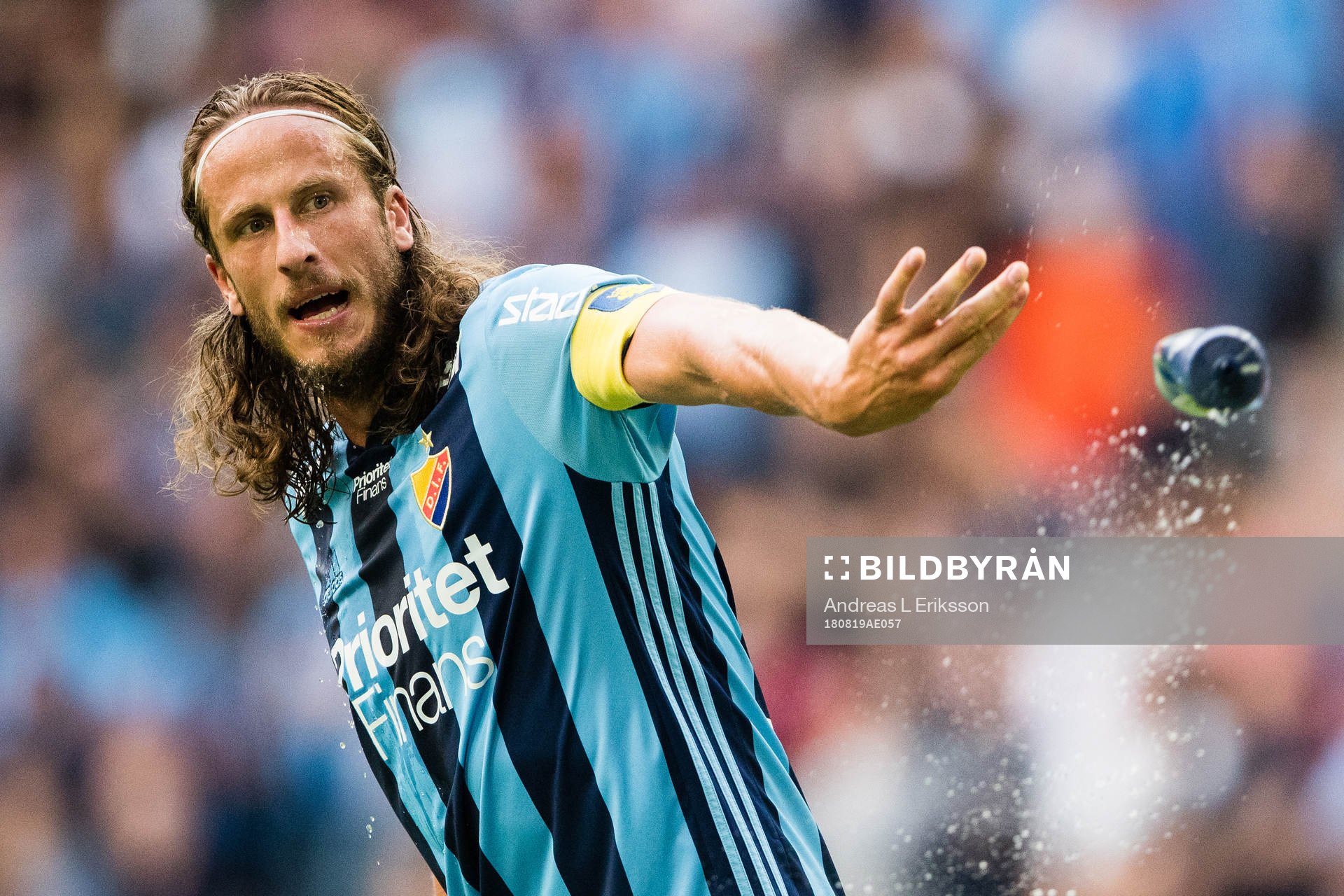 Djurgårdens Jonas Olsson kastar en vattenflaska