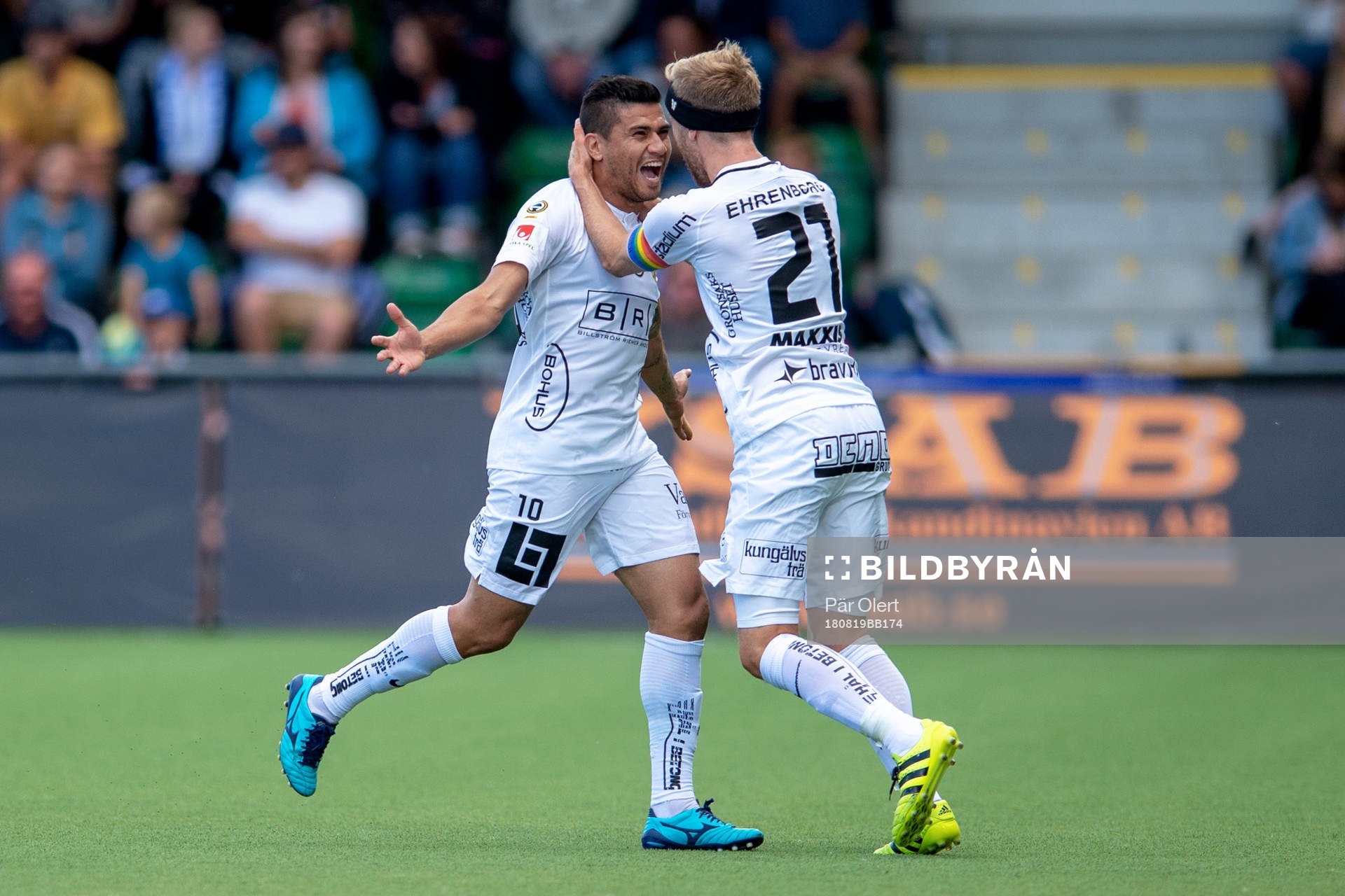 Häckens Paulinho jublar med Joel Andersson