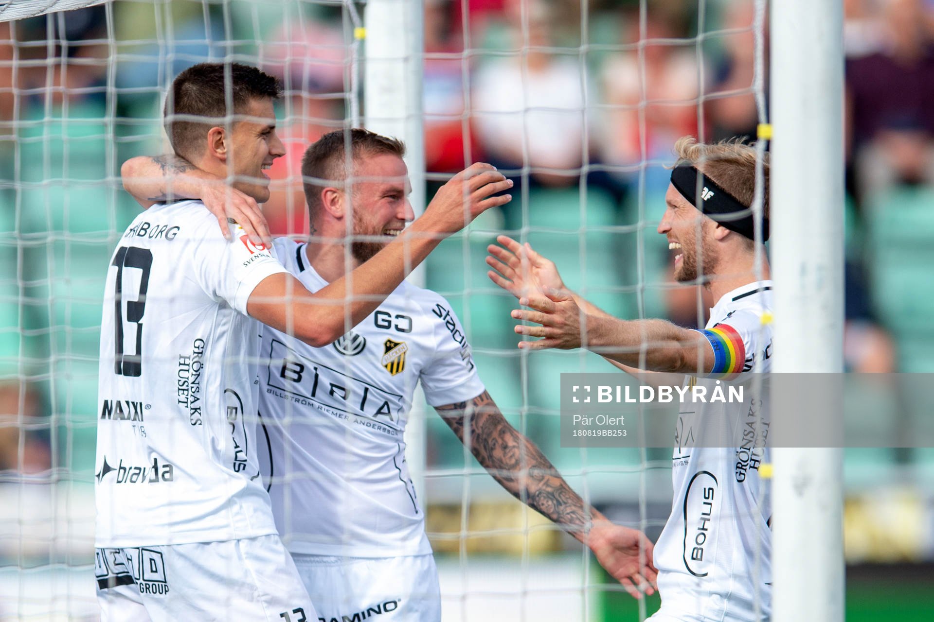 Häckens Alexander Jeremejeff jublar med lagkamrater