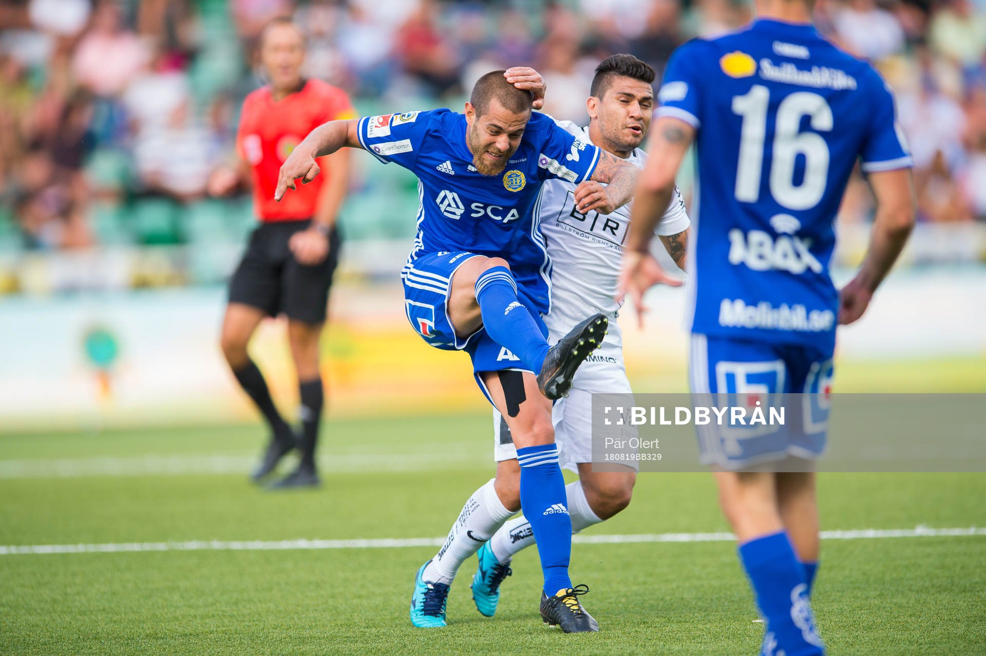 Häckens Paulinho och Sundsvalls Juan Jose Ciercoles Sagra