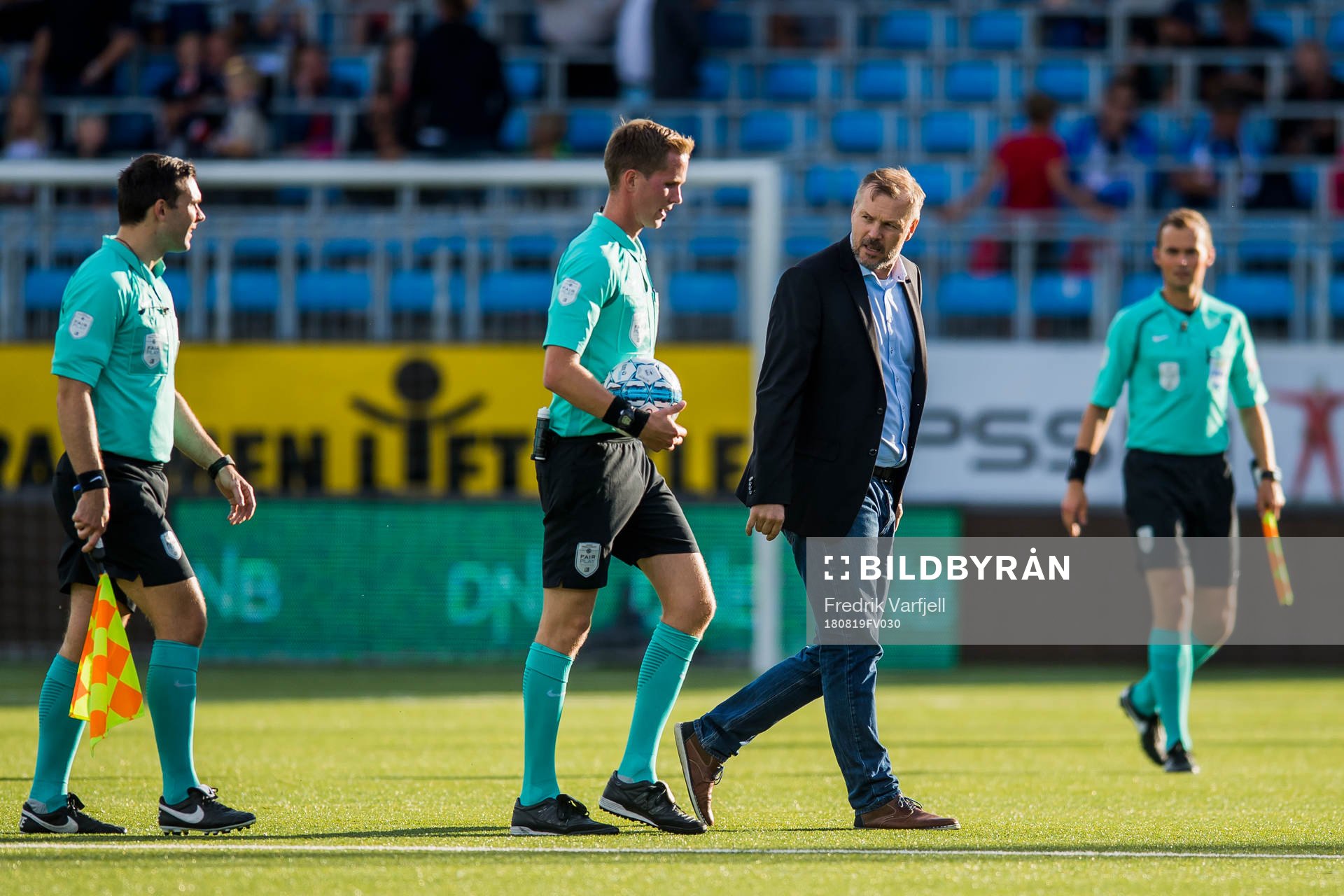 Kjetil Rekdal, head coach of Start, and referee Kristoffer