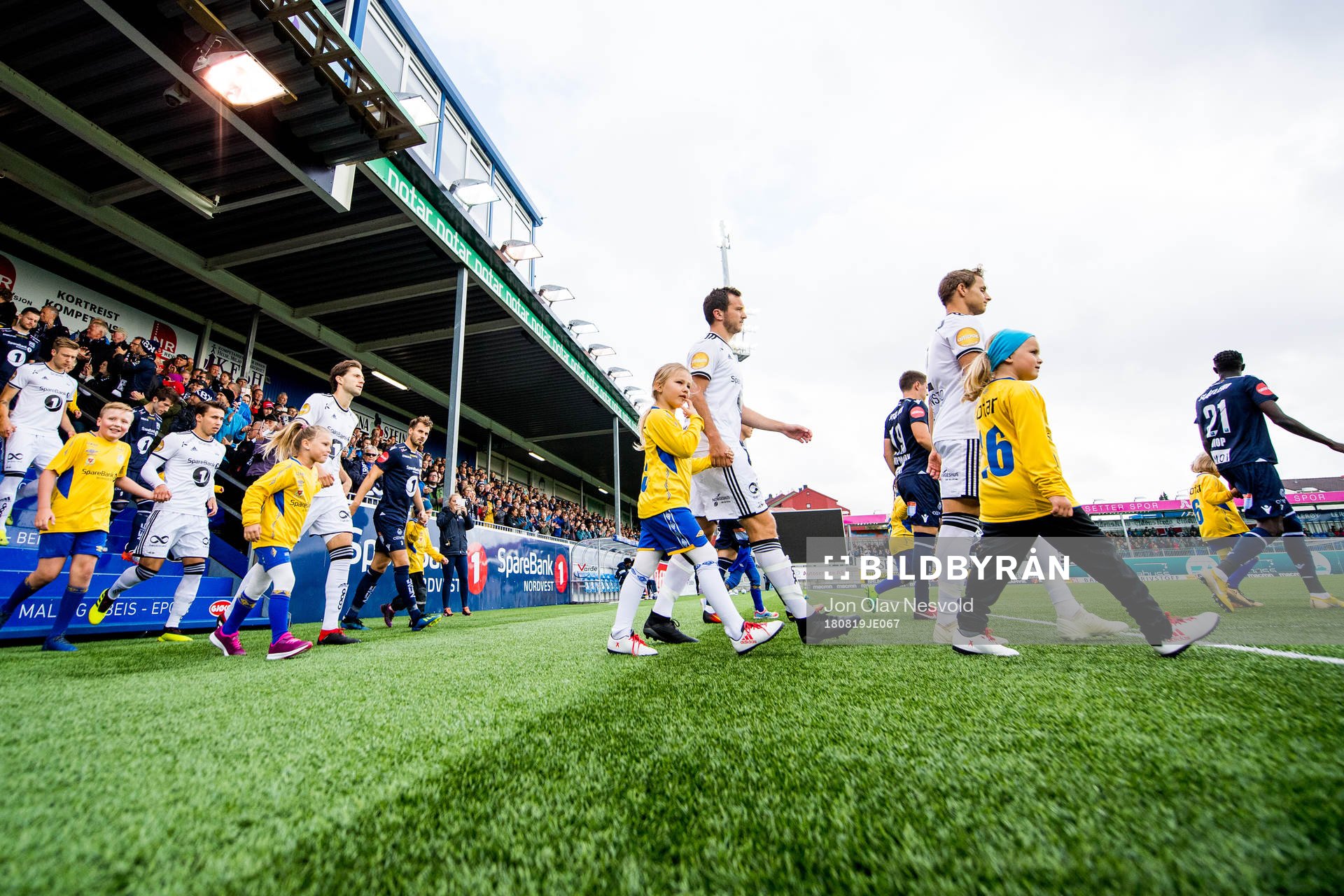 The players enter the pitch