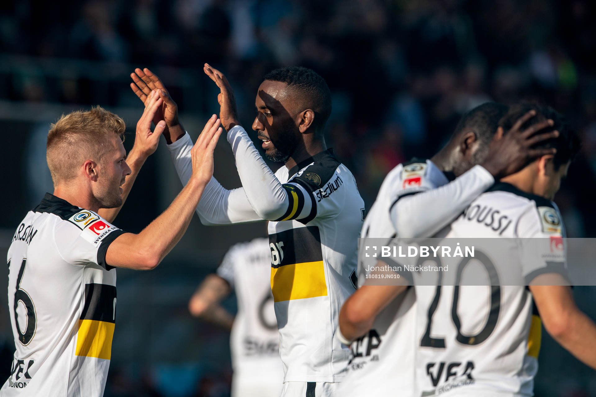 s Henok Goitom jublar med lagkamrater