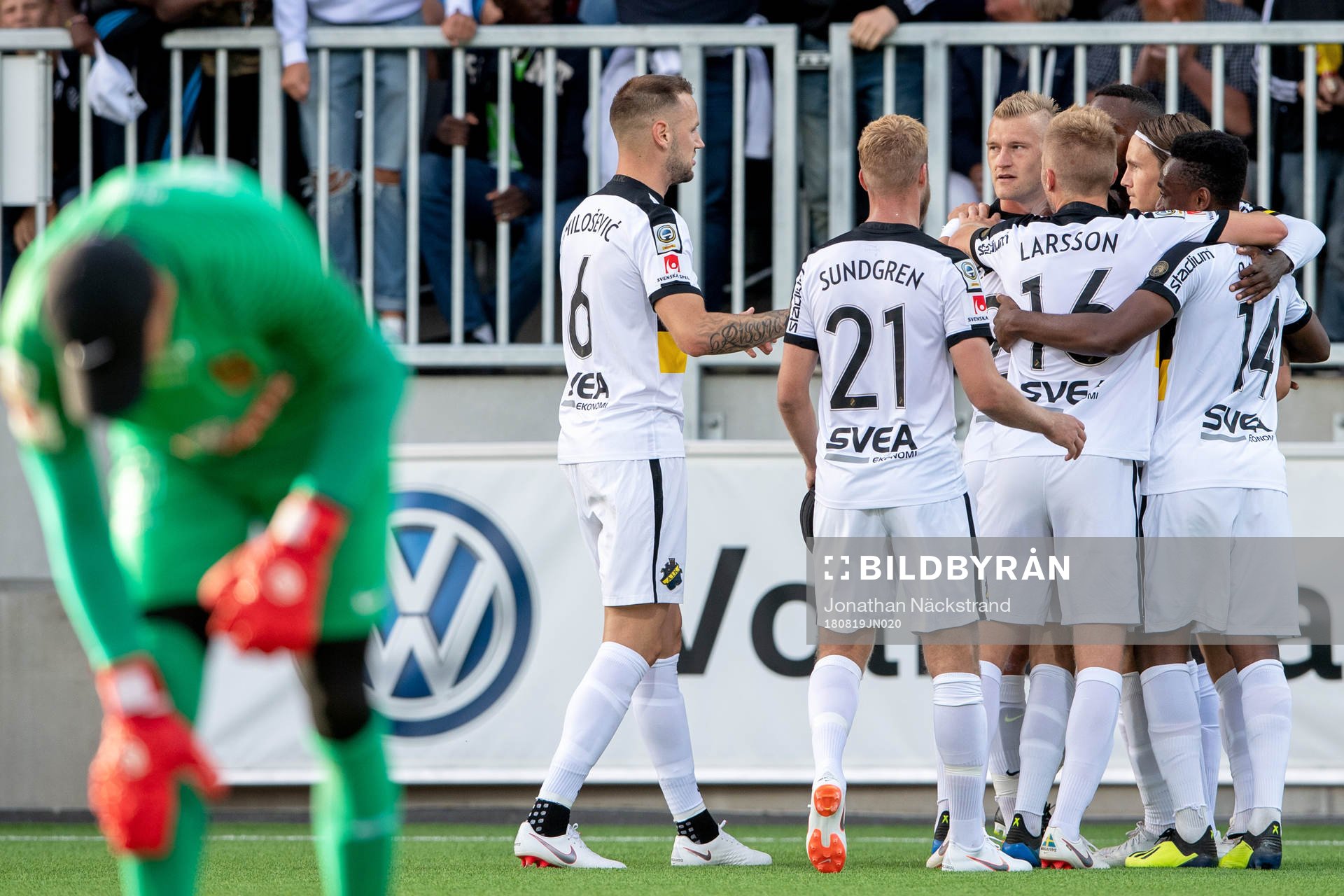 s Henok Goitom jublar med lagkamrater