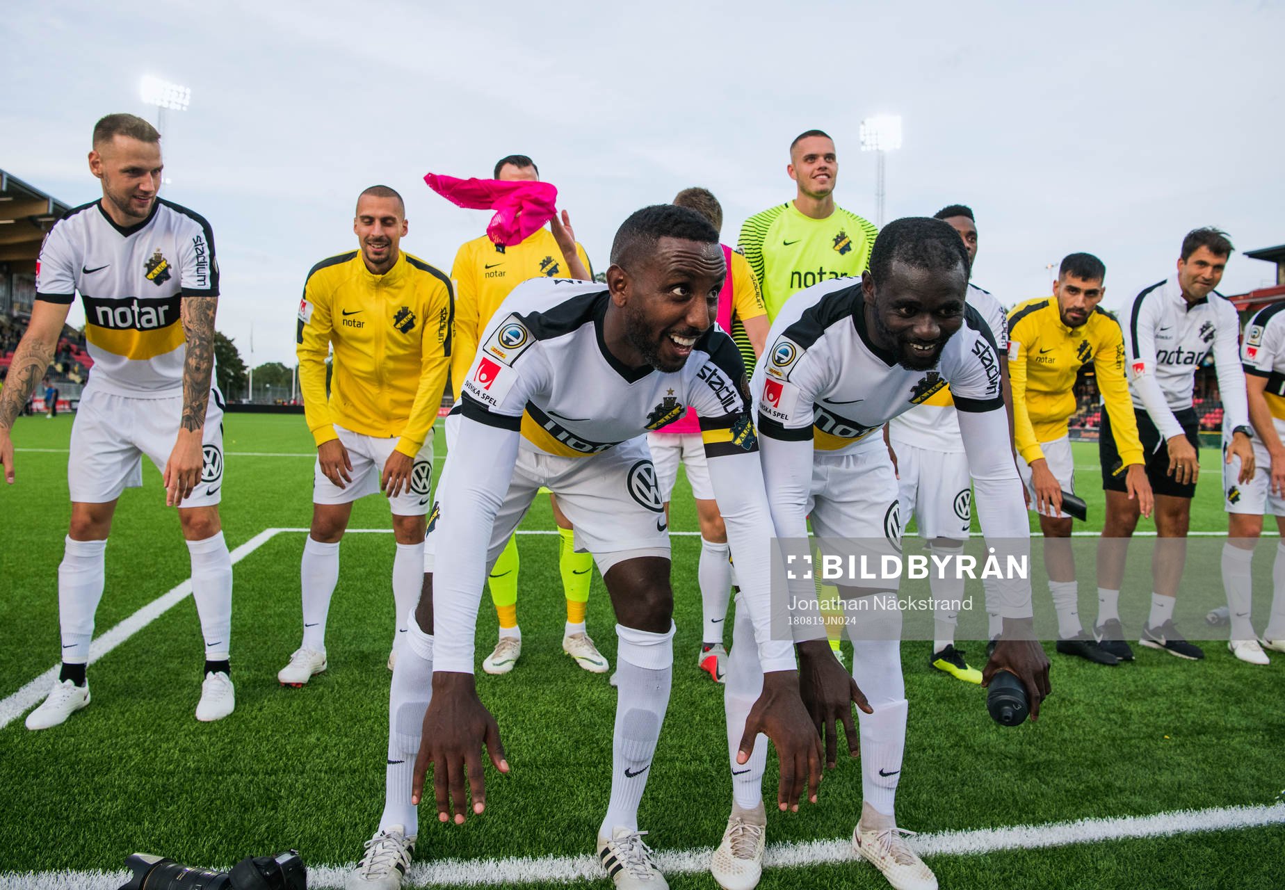 s Henok Goitom och Enoch Kofi Adu jublar