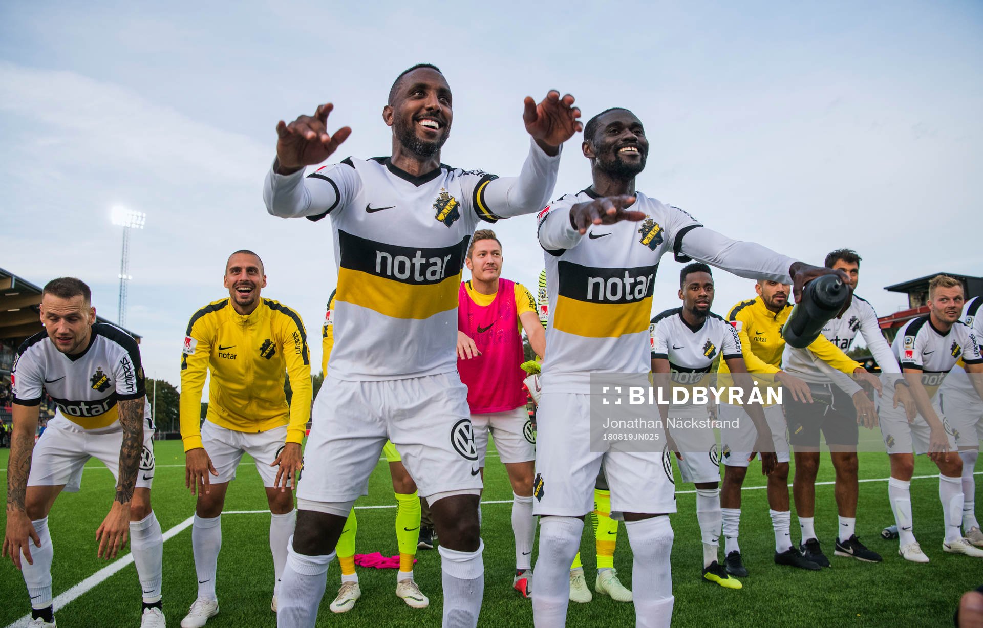s Henok Goitom och Enoch Kofi Adu jublar