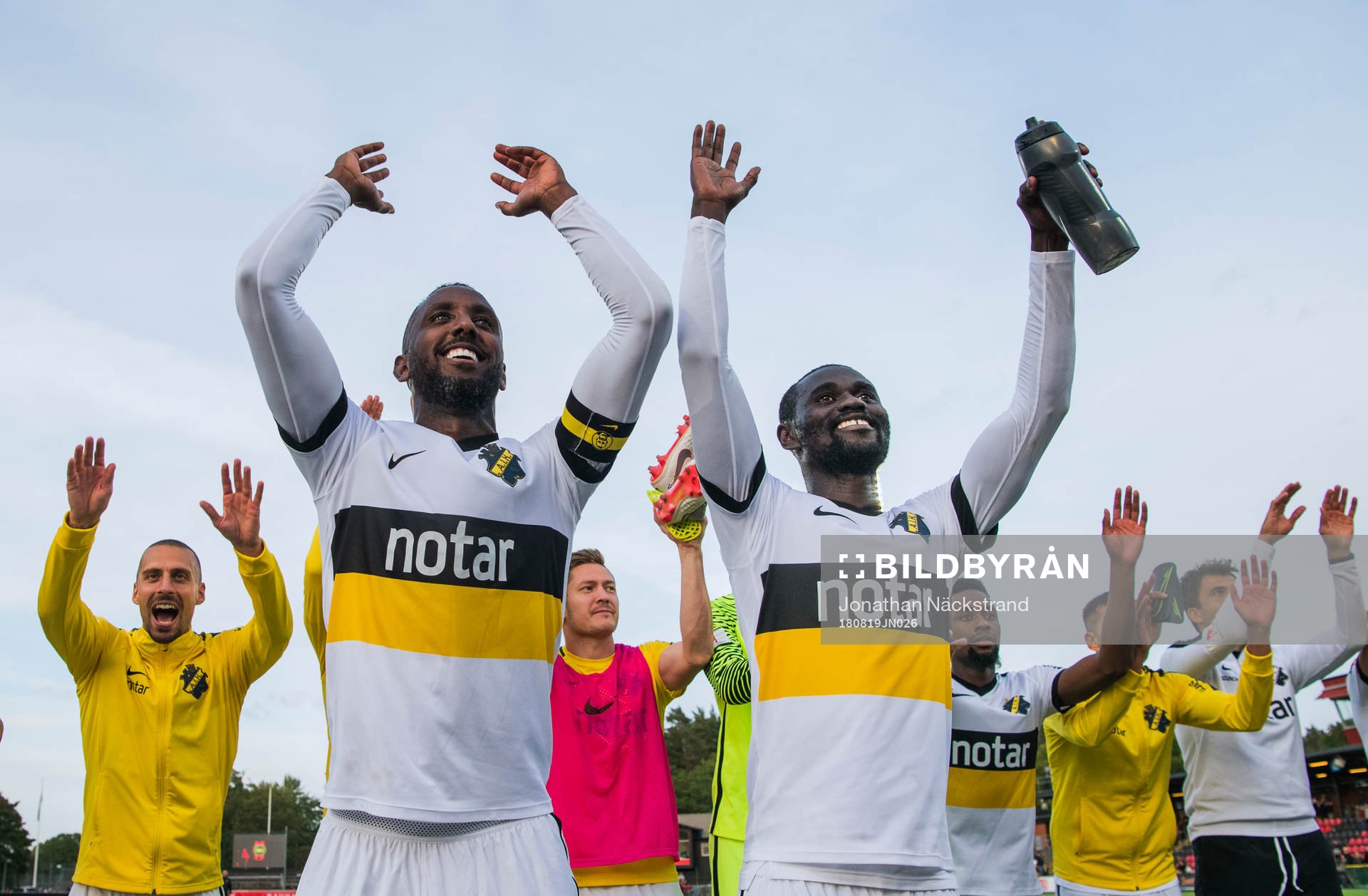 s Henok Goitom och Enoch Kofi Adu jublar