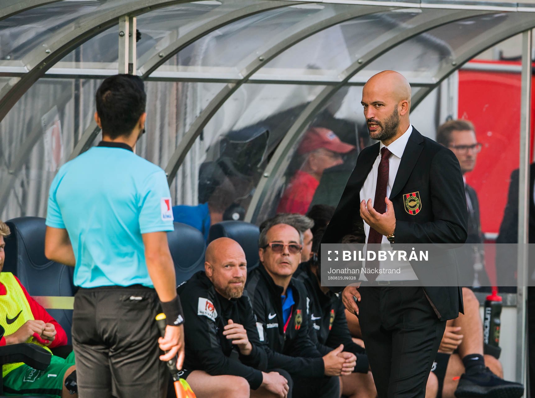 Brommapojkarnas tränare Luis Pimenta reagerar mot assisterande domare under fotbollsmatchen i Allsvenskan mellan Brommapojkarna och AIK den 19 augusti 2018 i Stockholm.