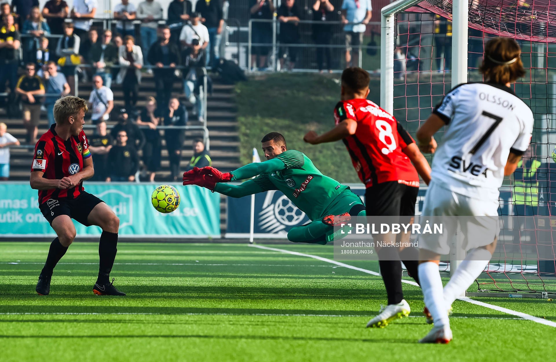 s Kristoffer Olsson och Brommapojkarnas målvakt Nikola
