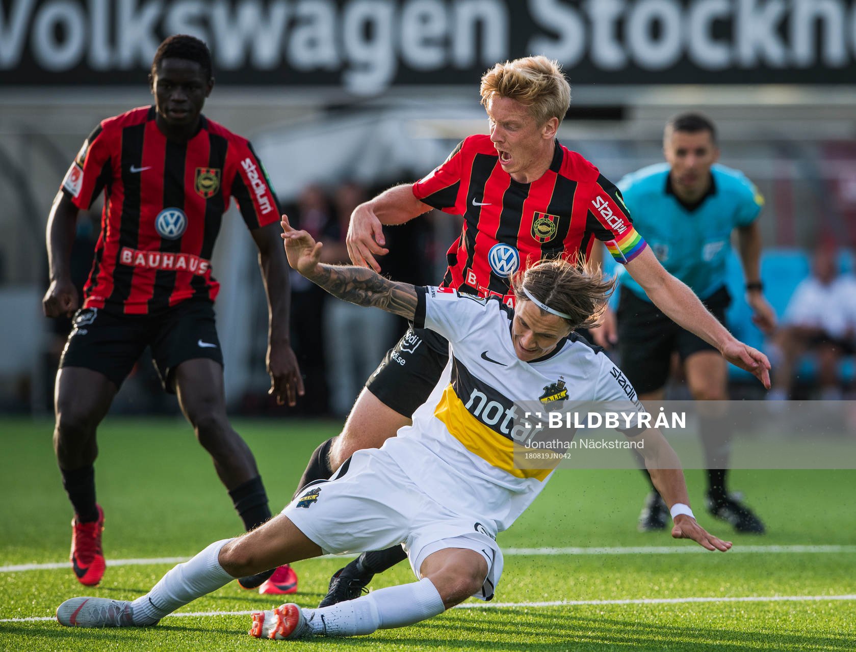 s Kristoffer Olsson i en duell med Brommapojkarnas Gustav
