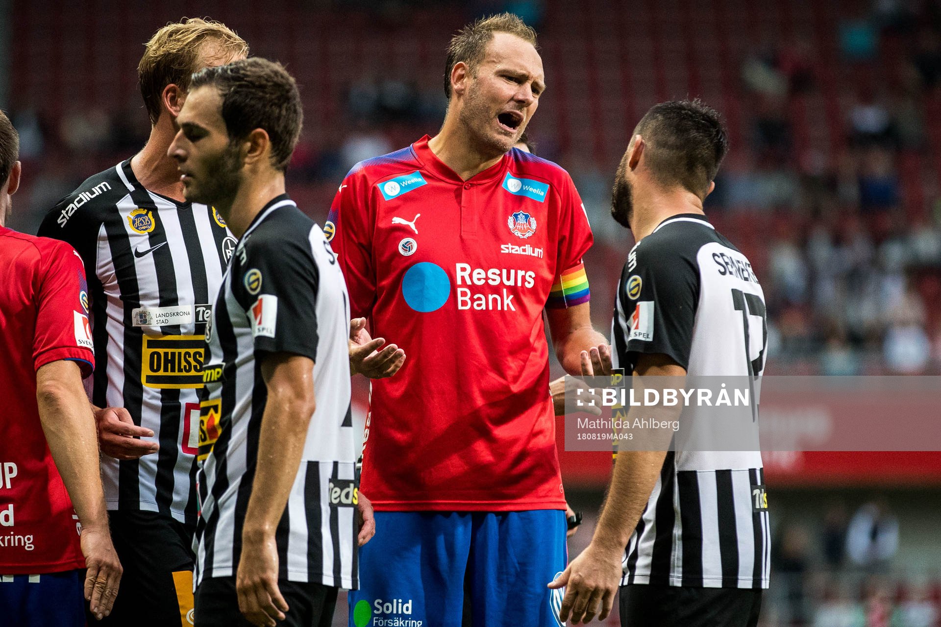 Helsingborgs Andreas Granqvist i diskussion med Landskronas