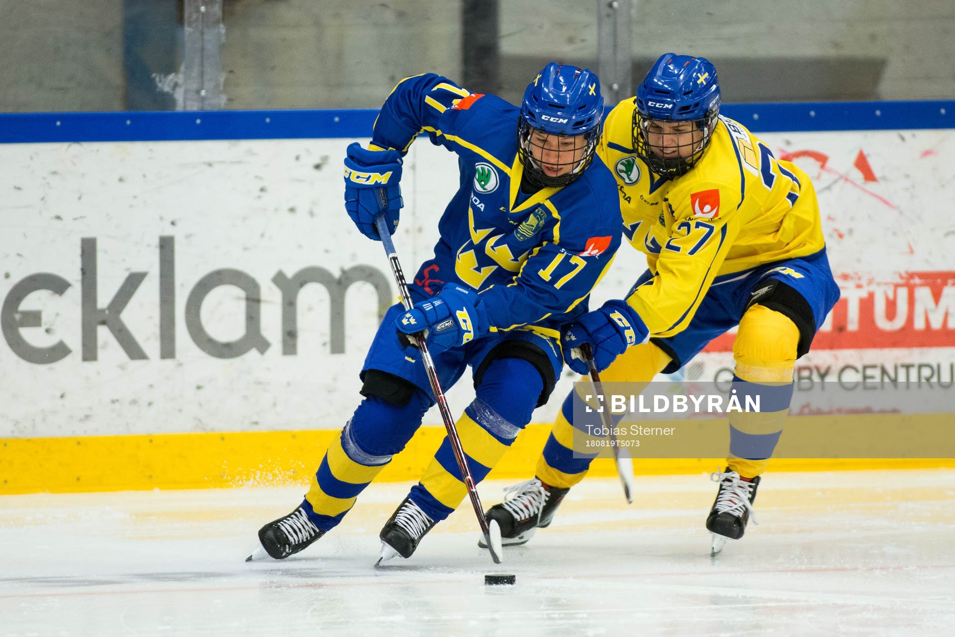 Ebba Berglund (blå) och Emma Nordin (gul)