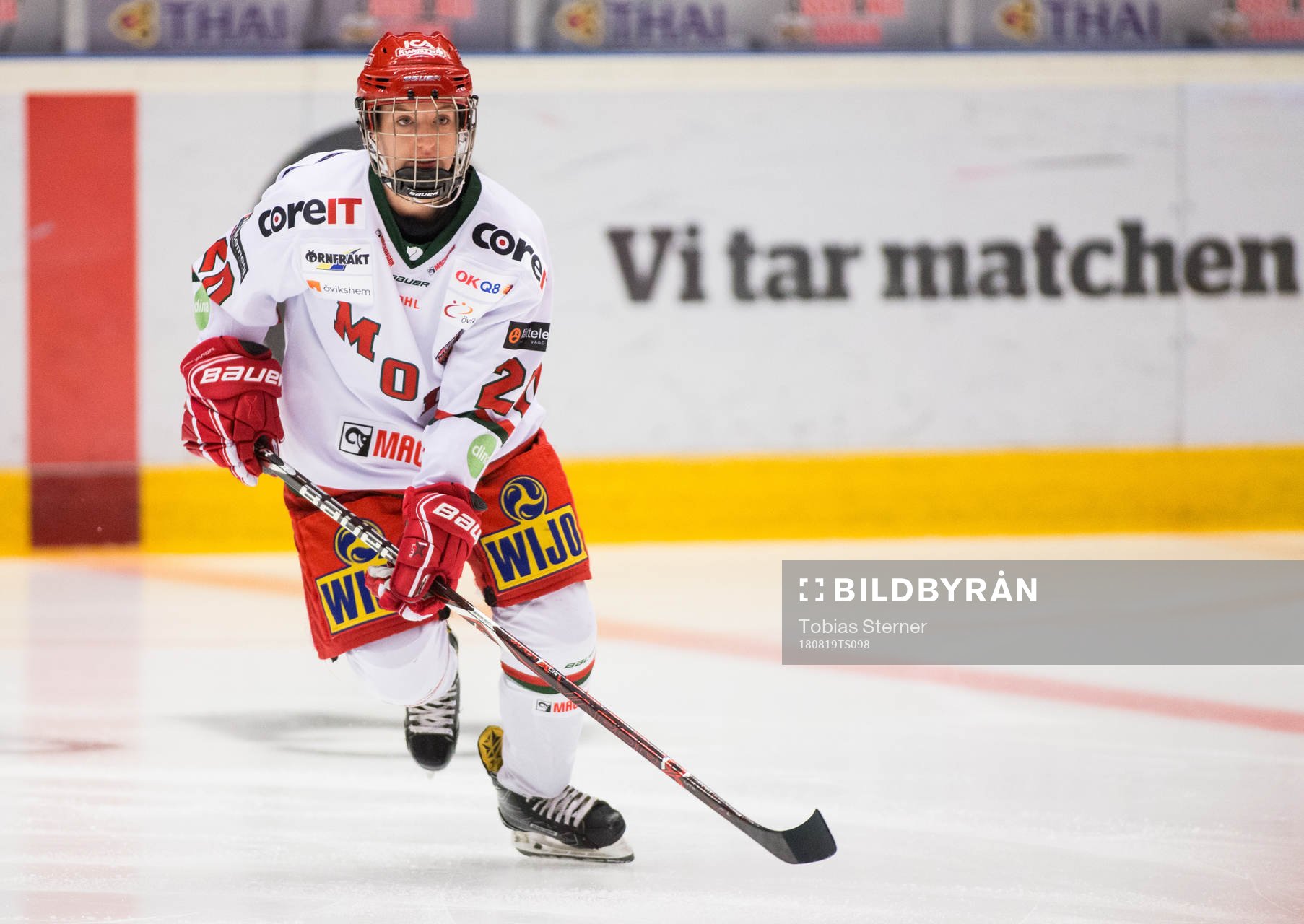 Modos Lauren Wildfang innan en internmatch i ishockey för