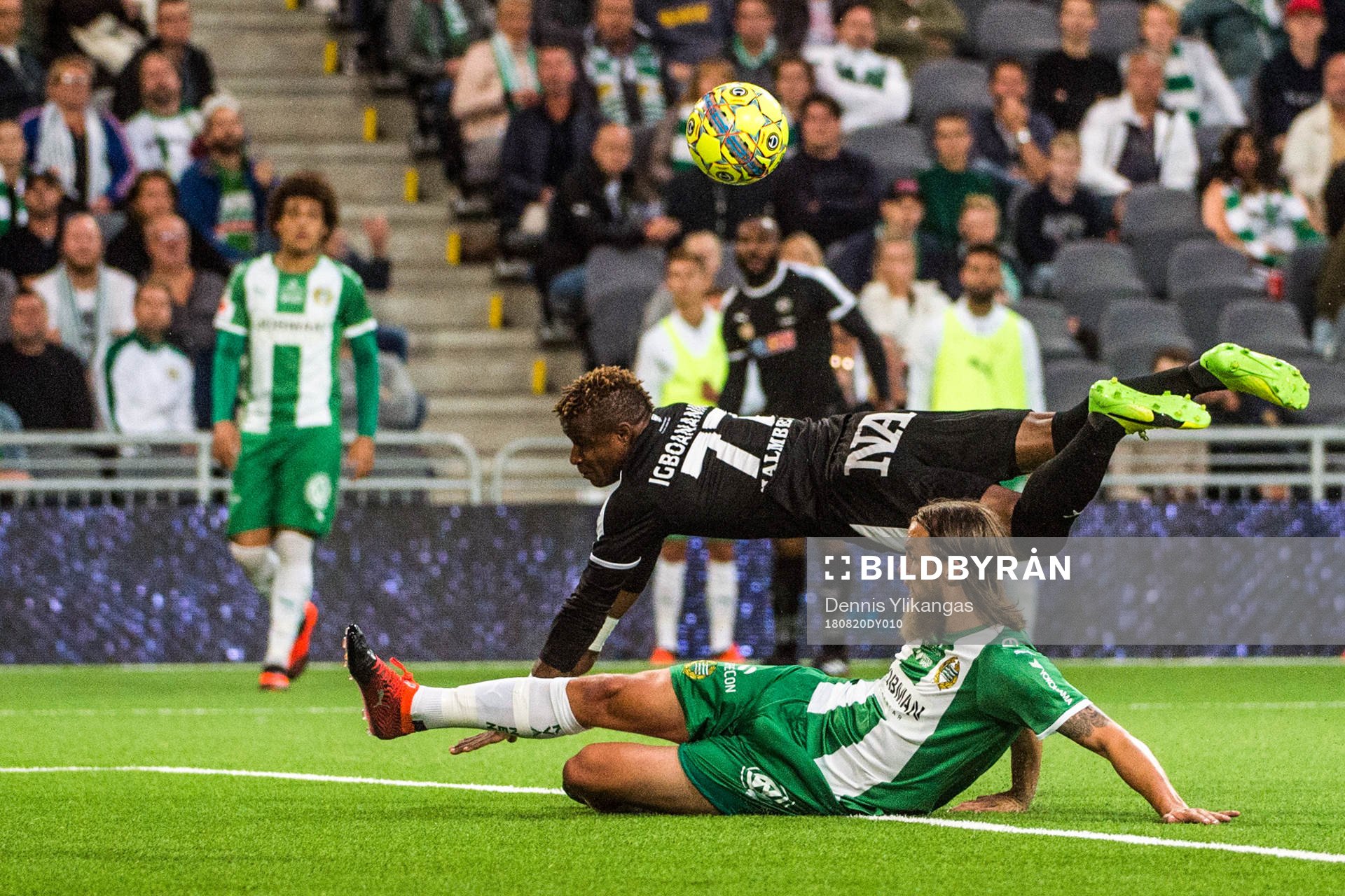 Örebros Kennedy Igboananike och Hammarbys Björn Paulsen