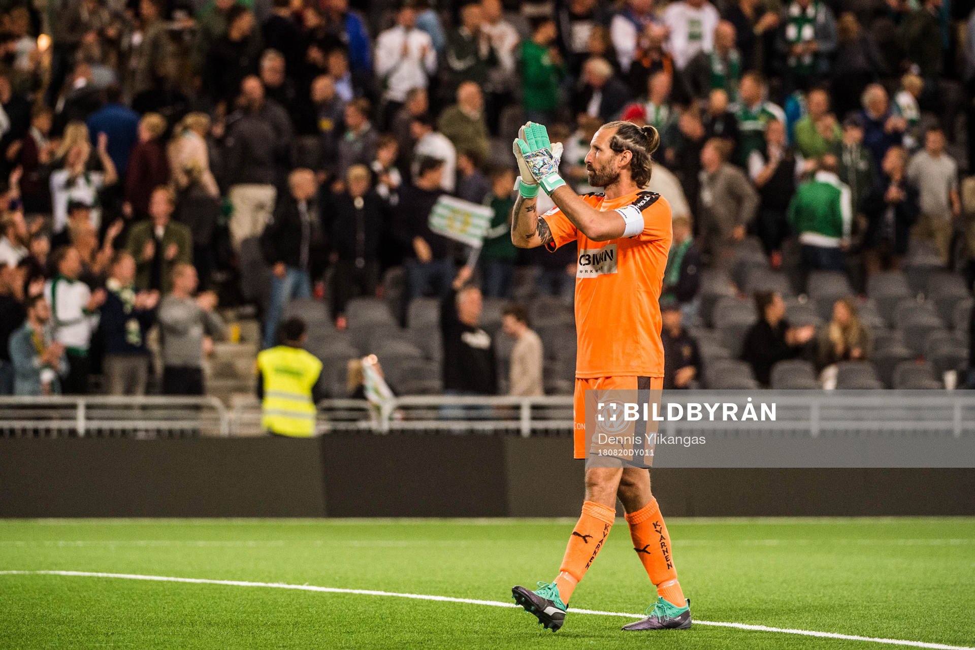 Hammarbys målvakt Johan Wiland tackar publiken under fotbollsmatchen i Allsvenskan mellan Hammarby och Örebro den 20 augusti 2018 i Stockholm.