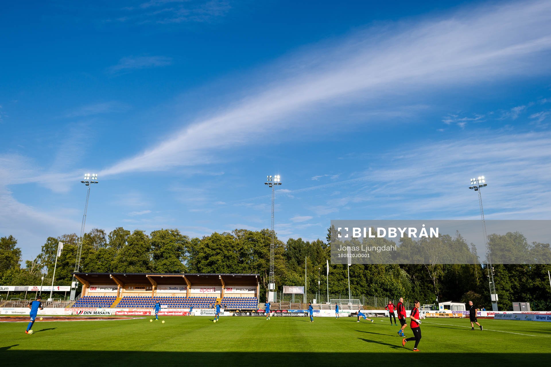 Värnamos spelare värmer upp före fotbollsmatchen i