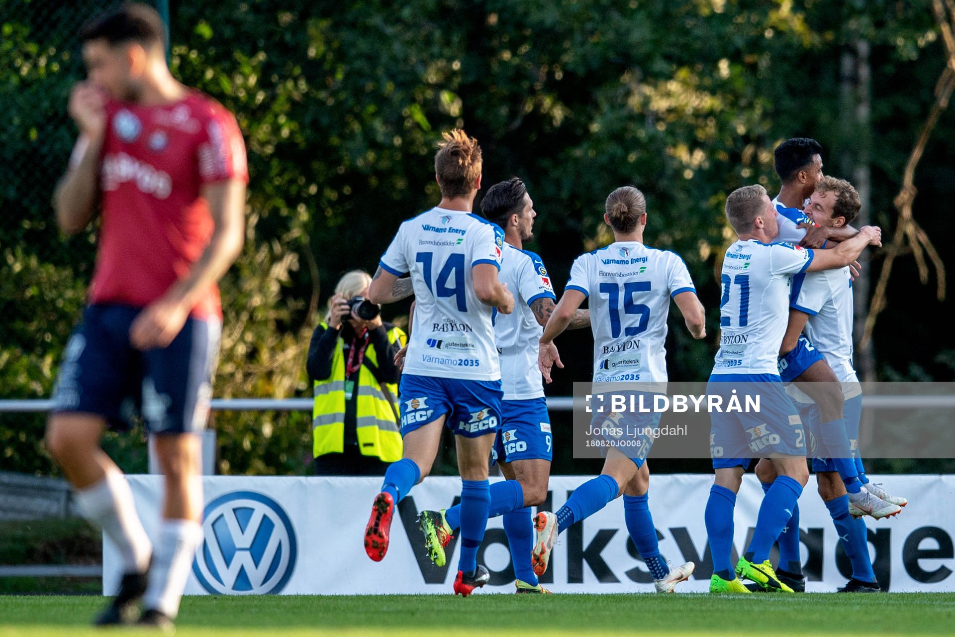 Värnamos Sameehg Doutie jublar med lagkamrater efter 1-0 under fotbollsmatchen i Superettan mellan Värnamo och Örgryte den 20 augusti 2018 i Värnamo.