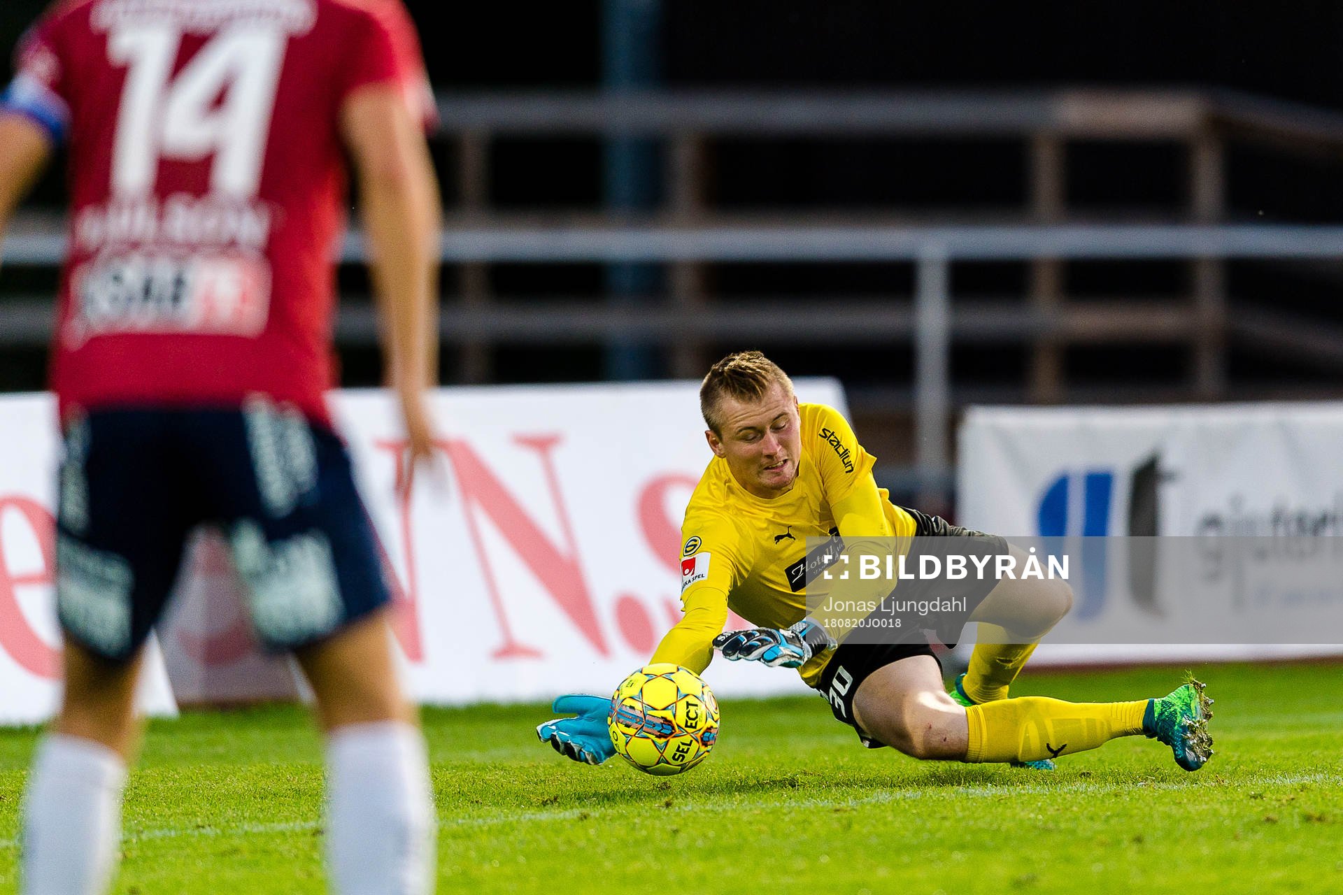 Värnamos målvakt Tobias Andersson räddar ett skott under fotbollsmatchen i Superettan mellan Värnamo och Örgryte den 20 augusti 2018 i Värnamo.
