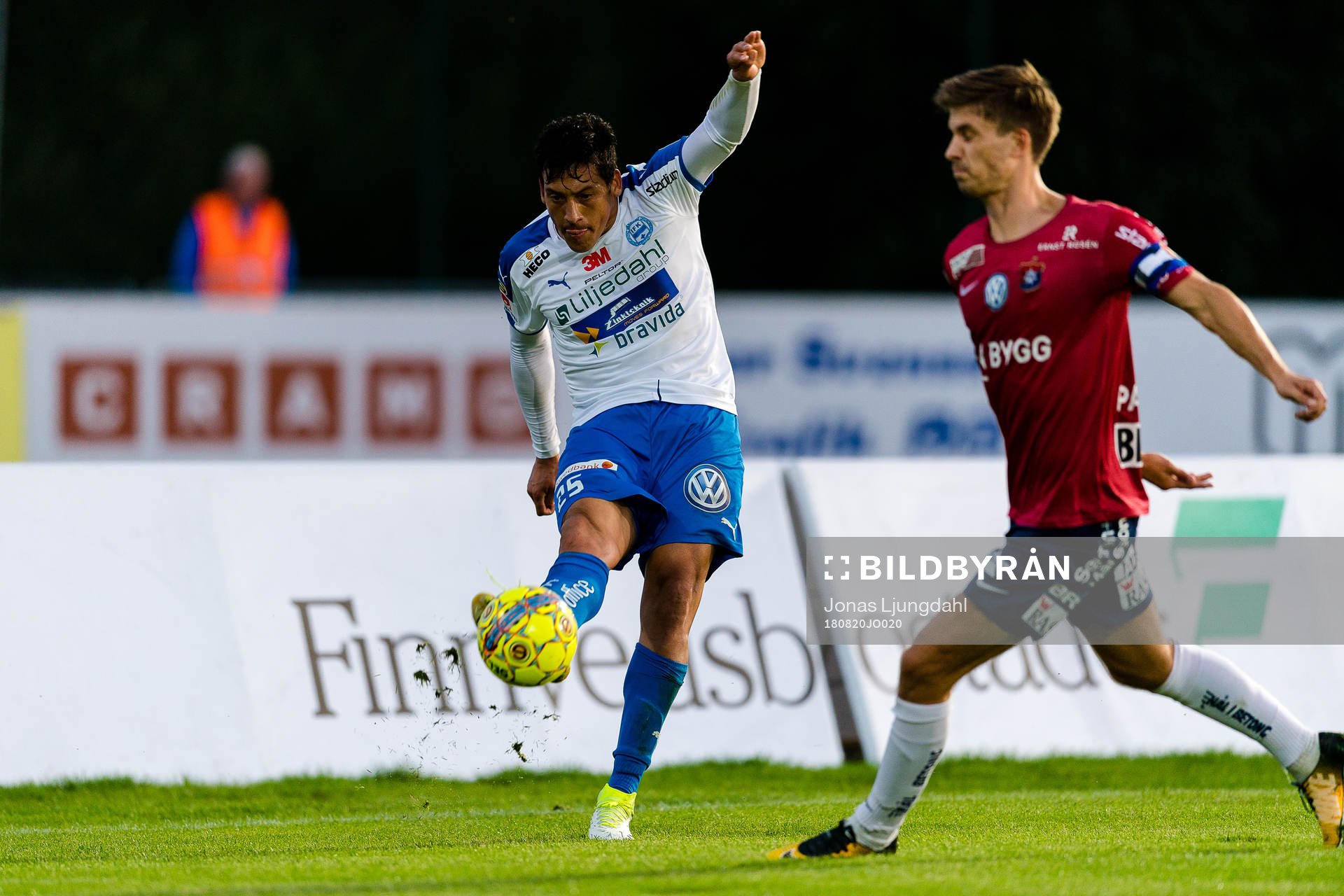 Värnamos Claudio Perez rensar bollen från eget straffområde under fotbollsmatchen i Superettan mellan Värnamo och Örgryte den 20 augusti 2018 i Värnamo.