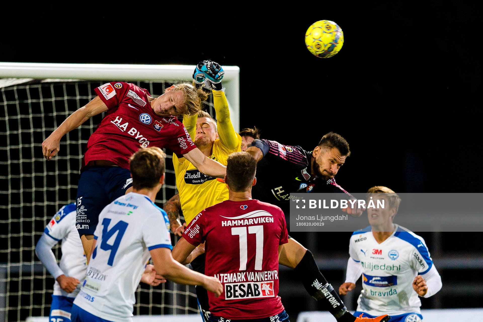 Värnamos målvakt Tobias Andersson i luftduell med Örgrytes Örgrytes och målvakt Stojan Lukic under fotbollsmatchen i Superettan mellan Värnamo och Örgryte den 20 augusti 2018 i Värnamo.