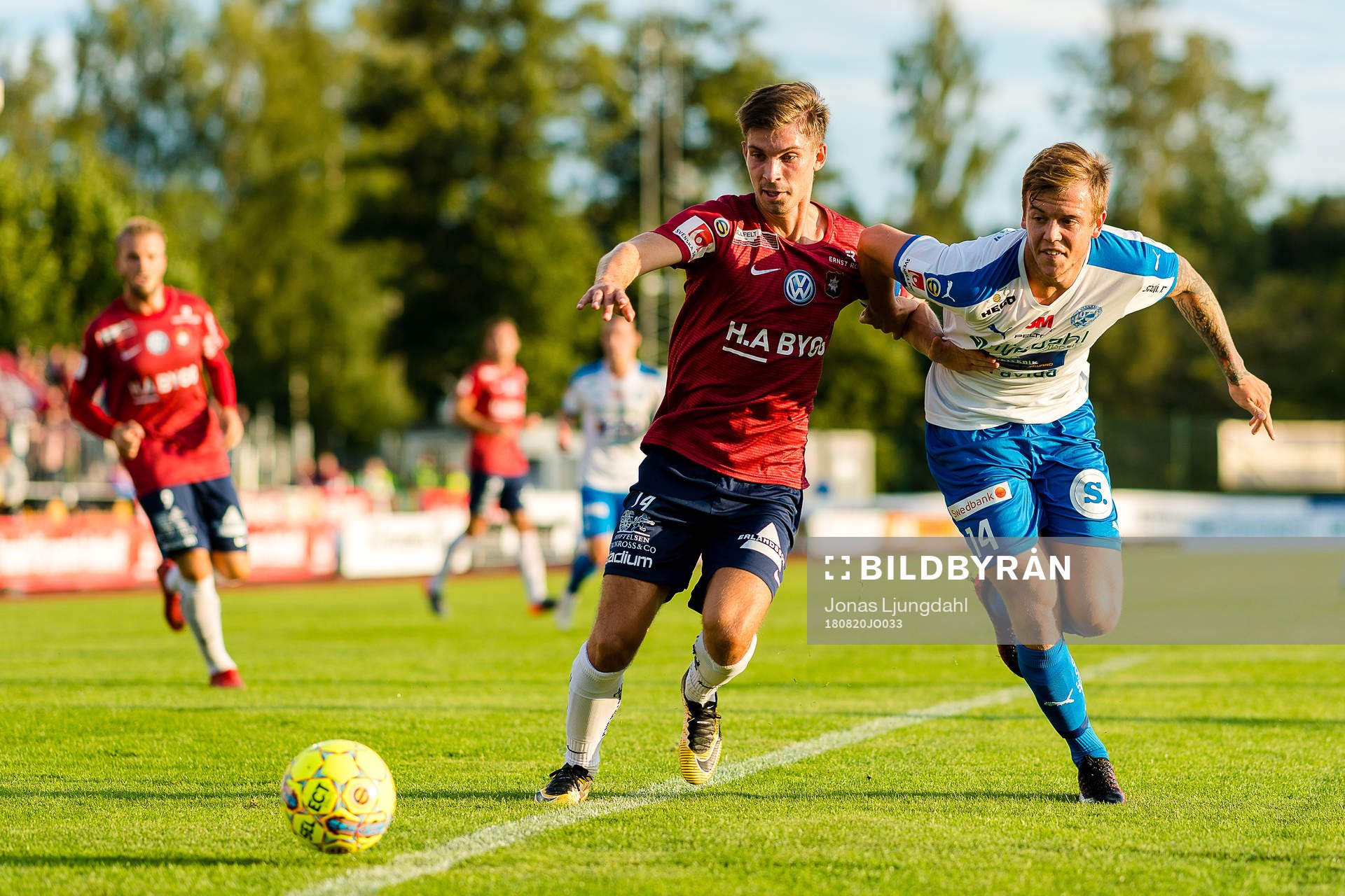 Örgrytes Daniel Paulson i kamp med Värnamos Alexander Achinoti Jönsson under fotbollsmatchen i Superettan mellan Värnamo och Örgryte den 20 augusti 2018 i Värnamo.