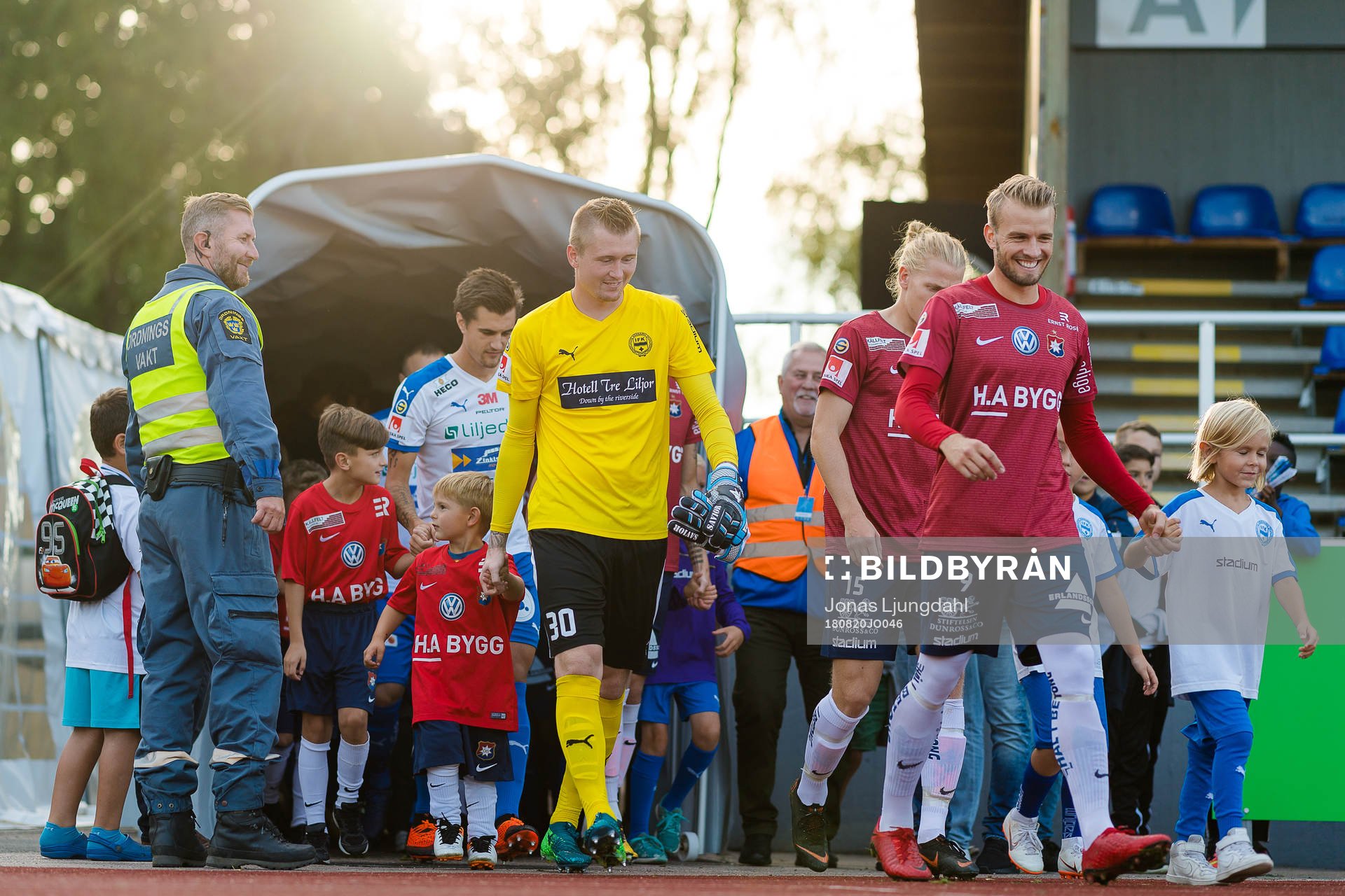 Spelare på väg in på planen före fotbollsmatchen i
