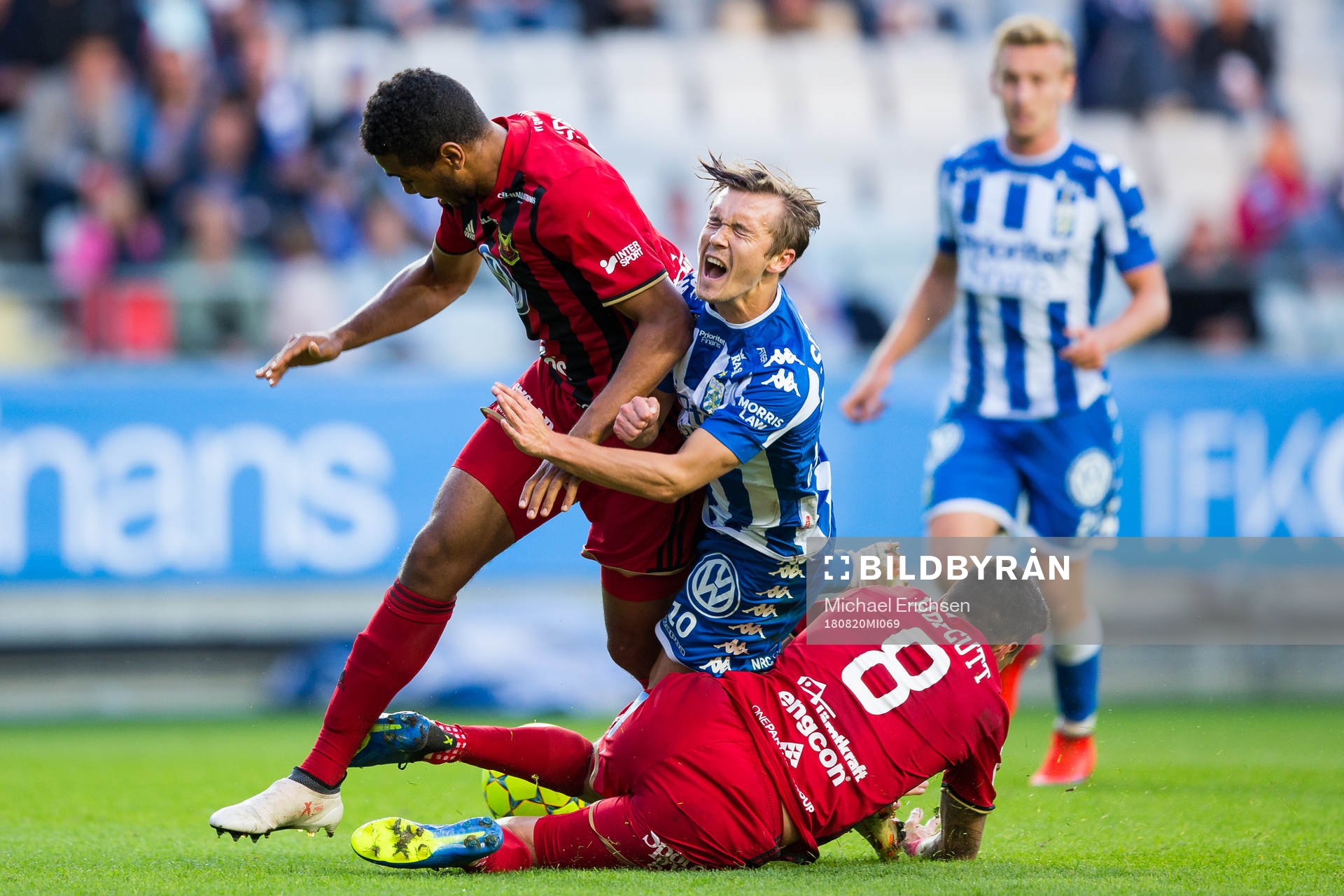 Östersunds Jamie Hopcutt och Noah Sonko Sundberg stoppar
