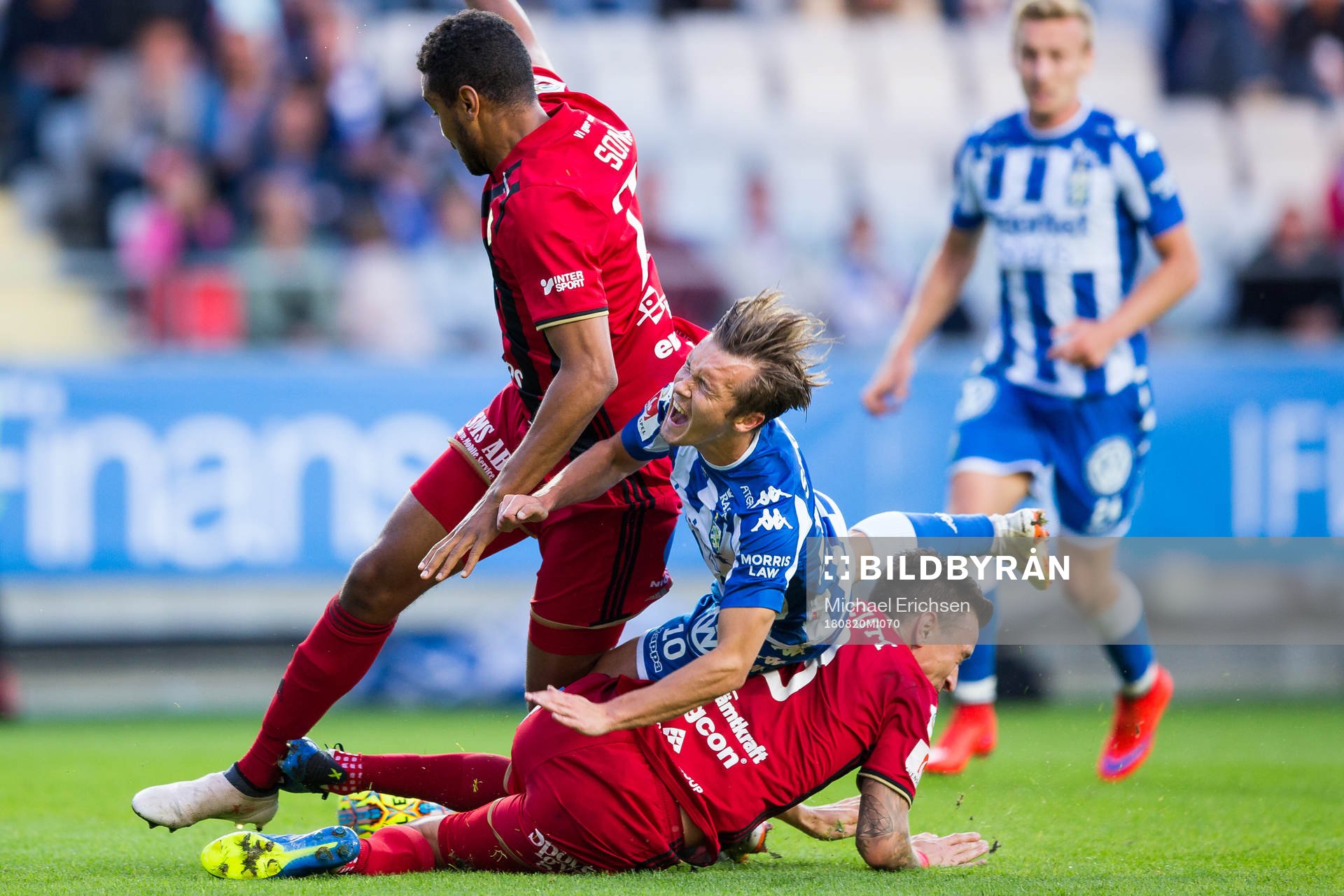 Östersunds Jamie Hopcutt och Noah Sonko Sundberg stoppar