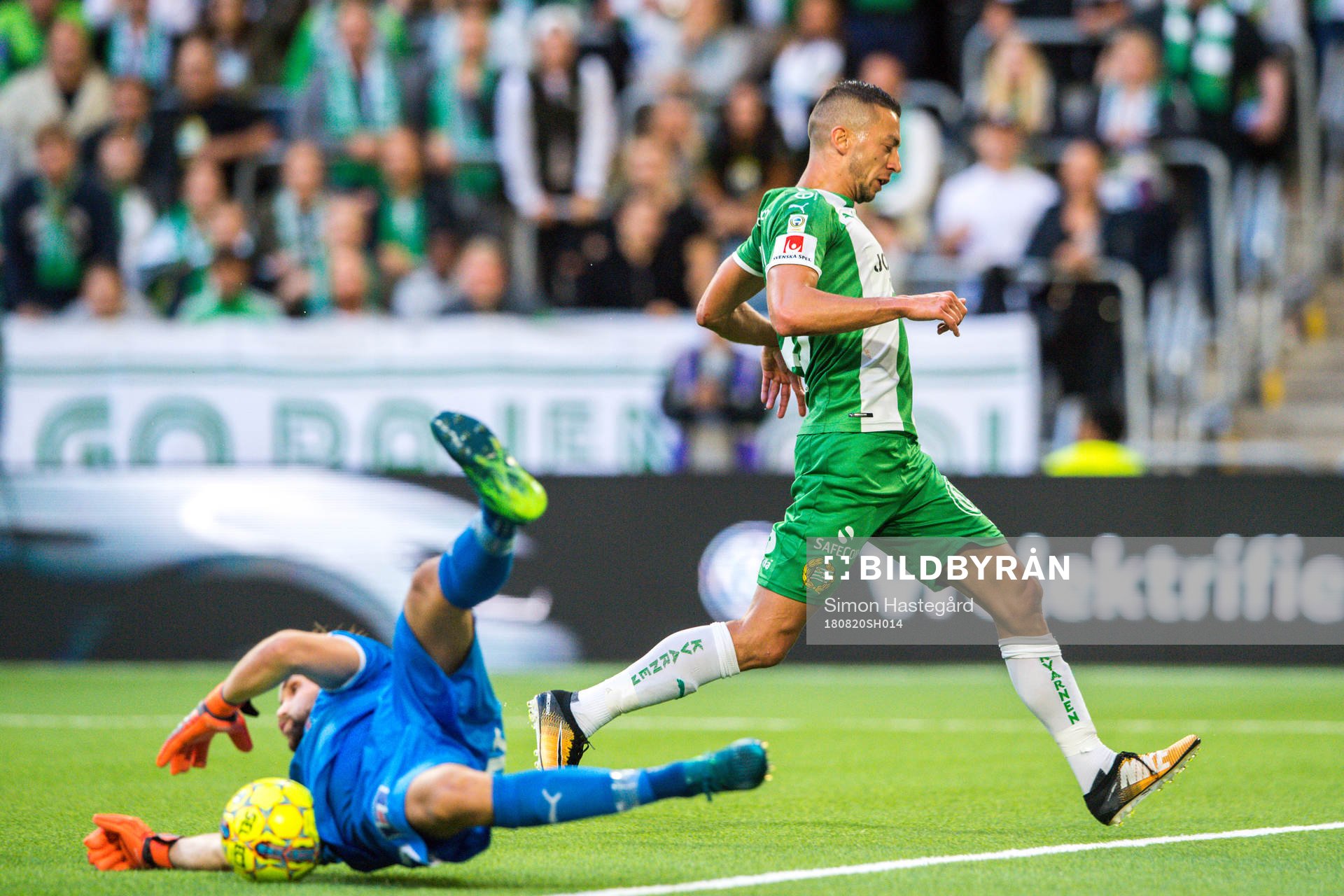 Örebros målvakt Oscar Jansson med räddning framför
